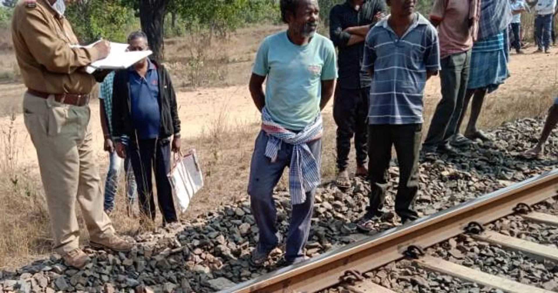 ସମ୍ପର୍କୀୟଙ୍କ ଶୁଦ୍ଧିକ୍ରିୟାରୁ ଫେରିବା ବେଳେ ଟ୍ରେନ୍‌ ଚାପାରେ ବୃଦ୍ଧ ମୃତ; ରେଲୱେ ଓଭର୍‌ ବ୍ରିଜ୍‌ ସଜାଡ଼ିବା ଦାବିରେ ରେଳ ରୋକ