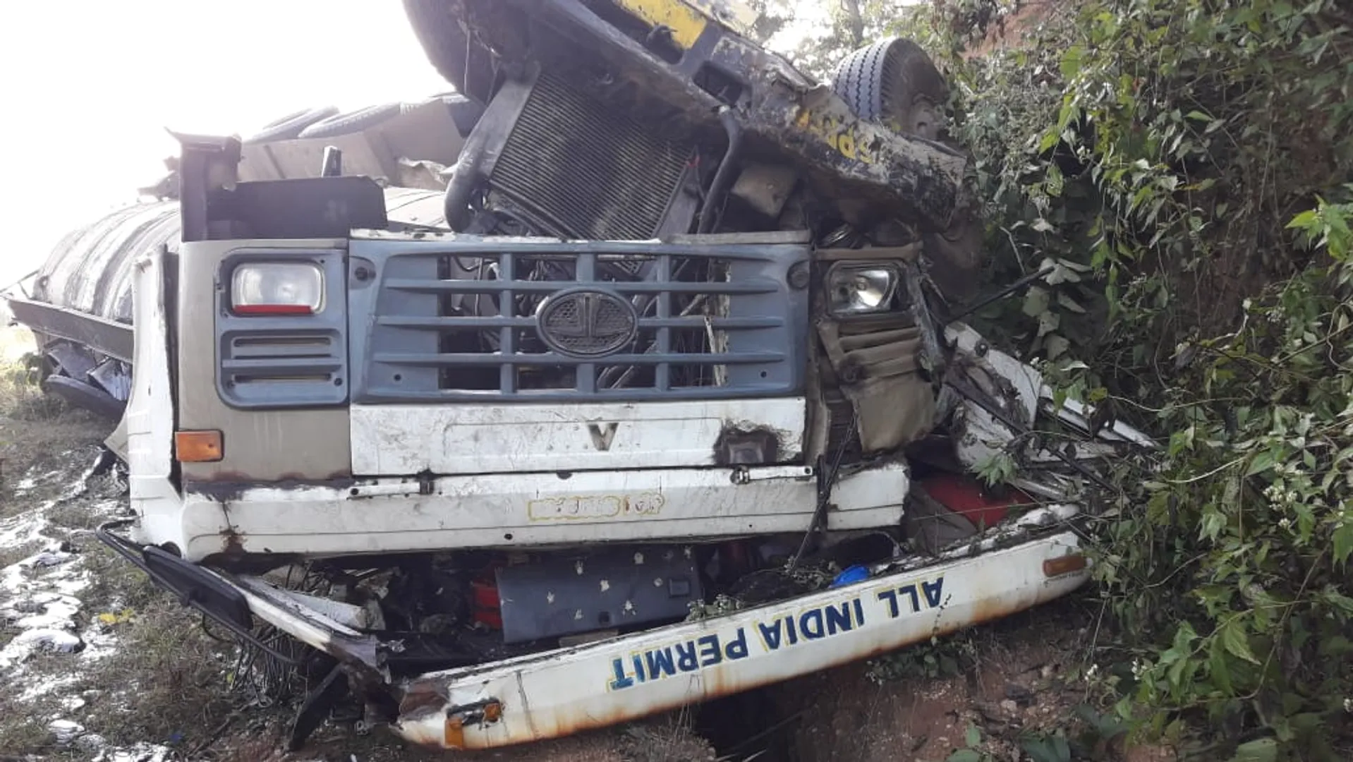 ଭାରସାମ୍ୟ ହରାଇ ରାସ୍ତା କଡ଼ରେ ଓଲଟି ପଡ଼ିଲା ଟ୍ୟାଙ୍କର।