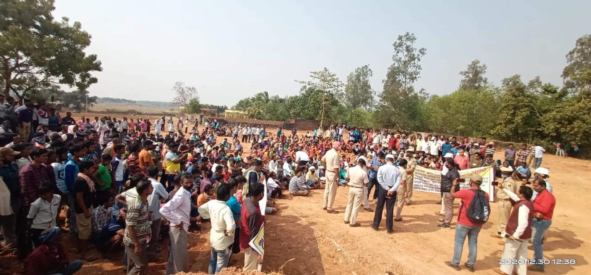 ନରଣଗଡ଼ କୁଣ୍ଡକୁଣ୍ଡି ପାହାଡ଼ ତଳେ ପ୍ରଶାସନ-ଗ୍ରାମବାସୀ ମୁହାଁମୁହିଁ