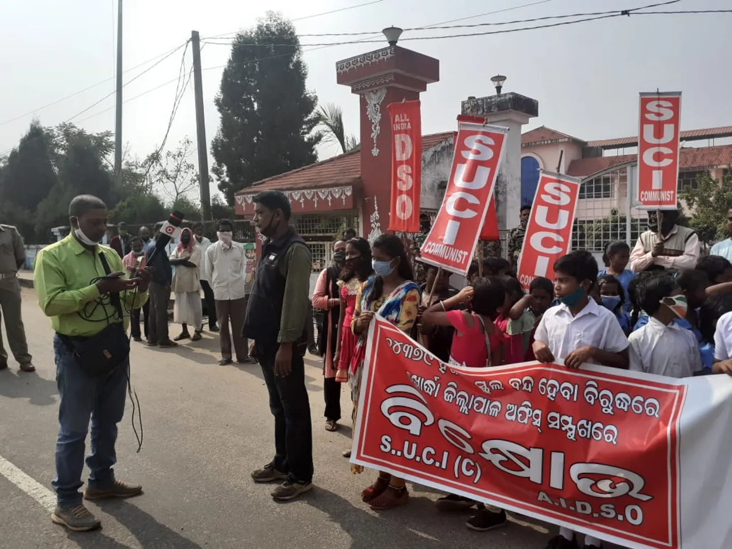 ସ୍କୁଲ ବନ୍ଦ ପ୍ରତିବାଦରେ ପିଲାଙ୍କୁ ନେଇ ରାଲି, ମାମଲା ରୁଜୁ ପାଇଁ ଏଡିଏମଙ୍କ ନିର୍ଦ୍ଦେଶ