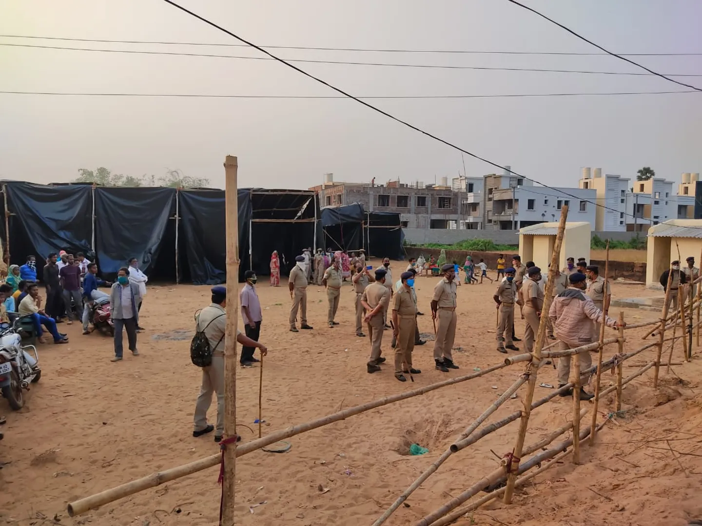 ବିସ୍ଥାପିତଙ୍କୁ ଥଇଥାନ ବେଳେ ଉତ୍ତେଜନା, ପୁଲିସ ଫୋର୍ସ ମୁତୟନ