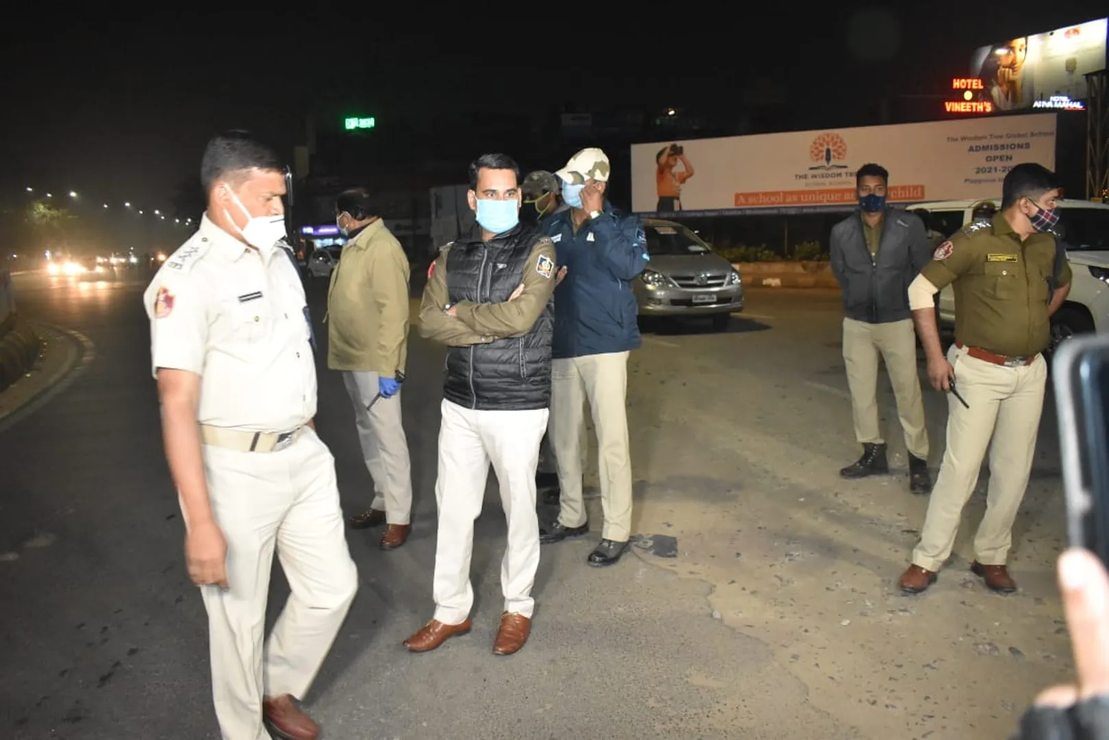 ନାଇଟ୍‌ କର୍ଫ୍ୟୁ ବେଳେ କମିସନରେଟ୍‌ ପୁଲିସର ଗାଡ଼ି ଚେକିଂ (ଫଟୋ: ବିଭୂତି)