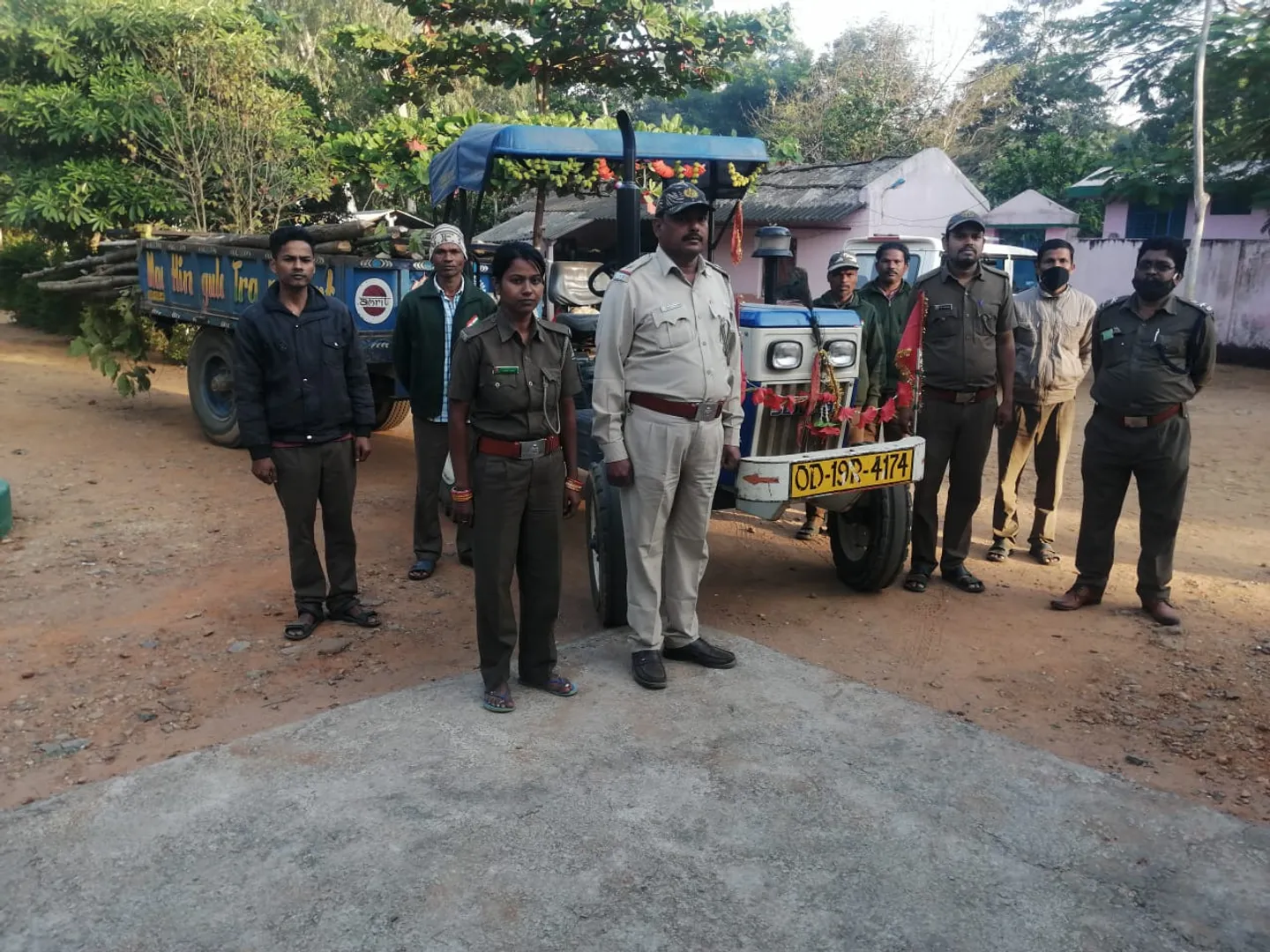 ଛେଣ୍ଡିପଦା: ଶାଳ ବଲହା ବୋଝେଇ ଟ୍ରାକ୍ଟର ଜବତ