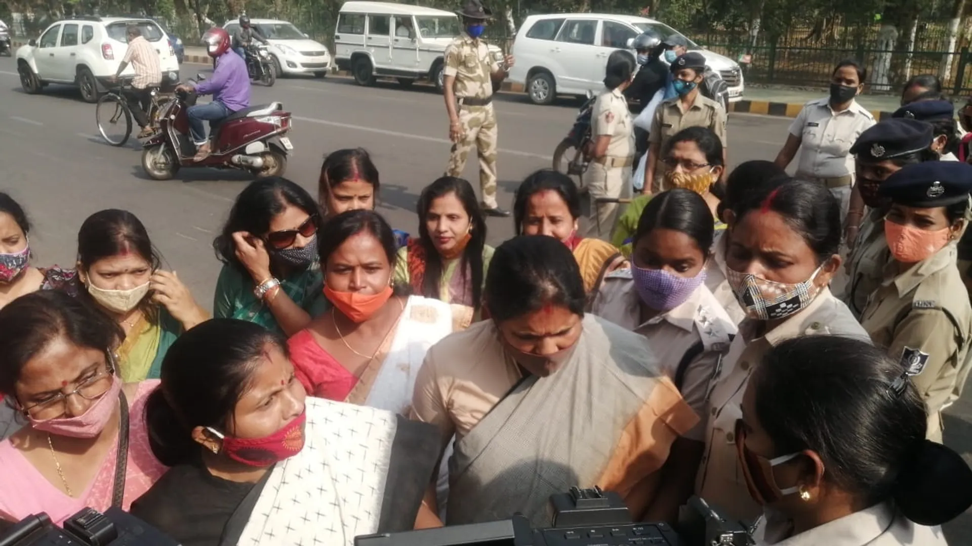 ପରୀ ପ୍ରସଙ୍ଗରେ ମୁଖ୍ୟ ସଚିବ ଓ ଗୃହ ସଚିବଙ୍କୁ ଦେଖା କରିବାକୁ ଗଲେ ବିଜେପି ମହିଳା ପ୍ରତିନିଧିଦଳ