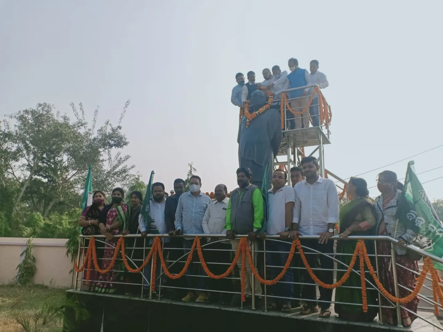 ବାଲେଶ୍ୱର:ବିଜେଡିର ପ୍ରତିଷ୍ଠା ଦିବସରେ ବିଜୁବାବୁଙ୍କ ପ୍ରତିମୂର୍ତ୍ତିରେ ମାଲ୍ୟାର୍ପଣ