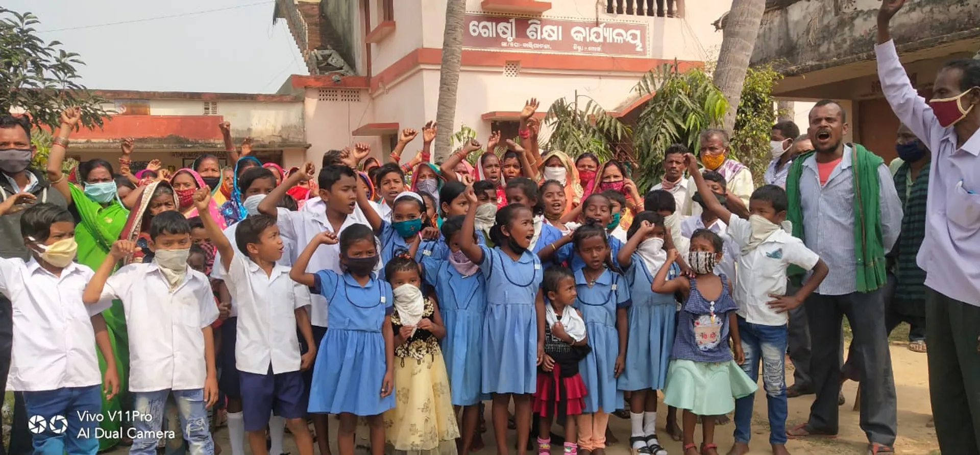ସ୍କୁଲ ବନ୍ଦ ପ୍ରତିବାଦରେ ବିଇଓ ଅଫିସ ଘେରିଲେ ଗ୍ରାମବାସୀ  