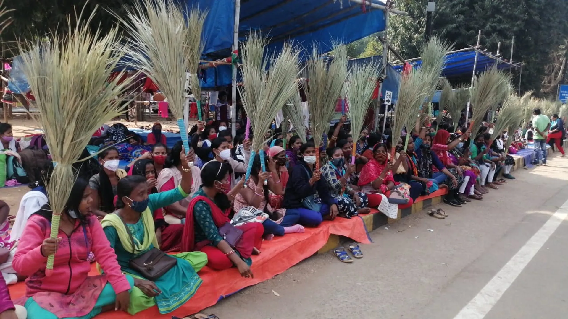 ମହାତ୍ମା ଗାନ୍ଧୀ ମାର୍ଗରେ ଏଏନ୍‌ଏମ୍‌ କର୍ମୀଙ୍କ ପ୍ରଦର୍ଶନ। (ଫଟୋ: ବିଭୂତି, ଭୁବନେଶ୍ବର)