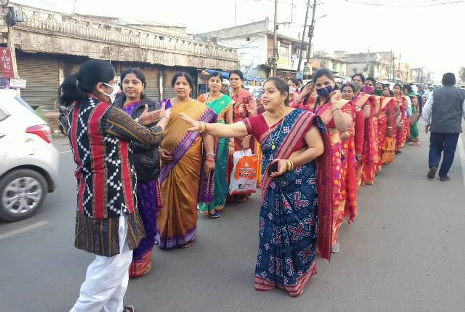 ‘ଜୁଗାର୍’ କାର୍ଯ୍ୟକ୍ରମ ଅବସରରେ ଝାରସୁଗୁଡ଼ାରେ ମହିଳାଙ୍କ ଶୋଭାଯାତ୍ରା।