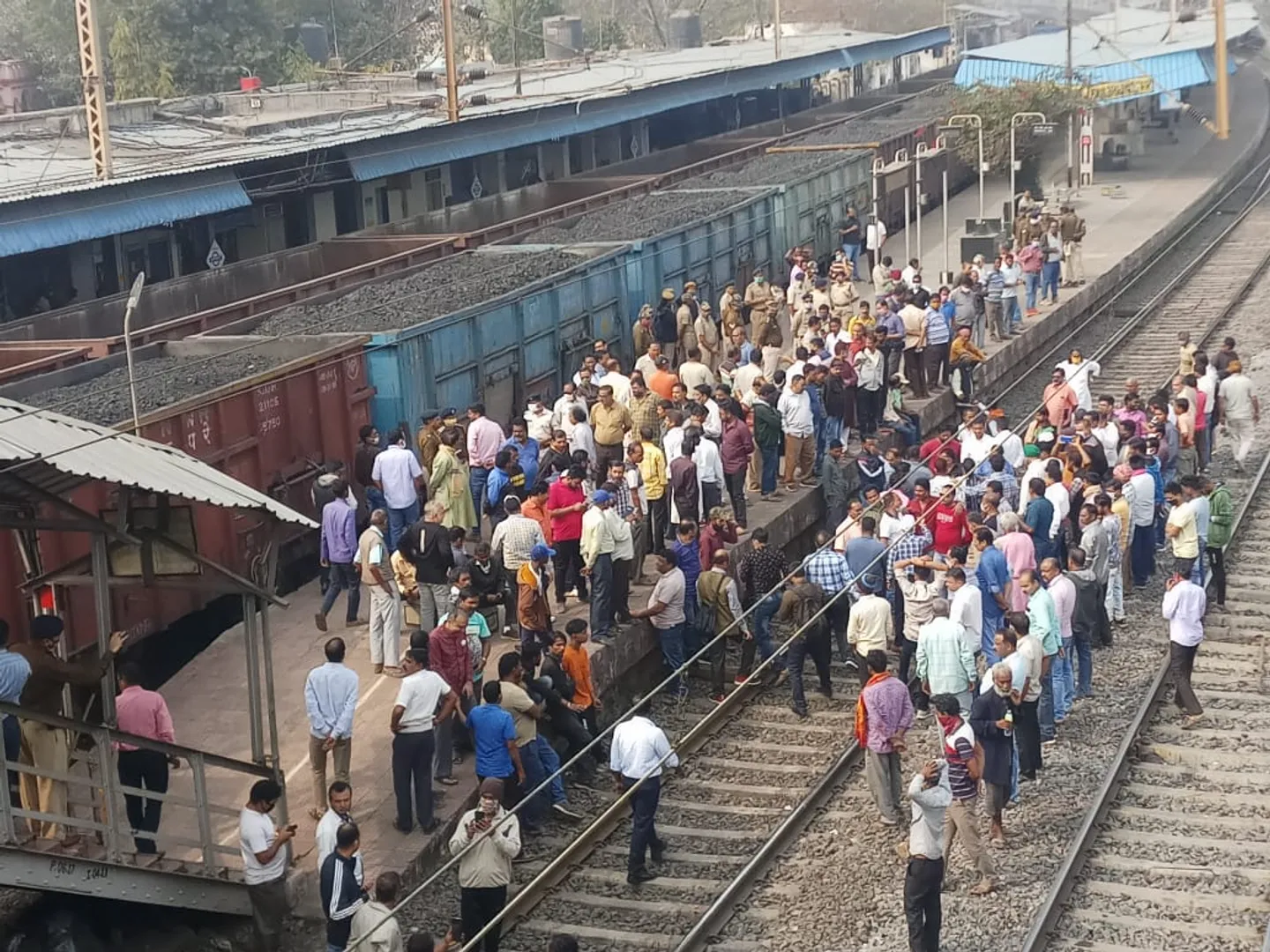 ବ୍ରଜରାଜନଗରରେ ଉତ୍କଳ ଏକ୍ସପ୍ରେସର ରହଣି ବାତିଲ ନେଇ ଅସନ୍ତୋଷ : ବ୍ରଜରାଜନଗର ଷ୍ଟେସନରେ ରେଳରୋକ ଆରମ୍ଭ