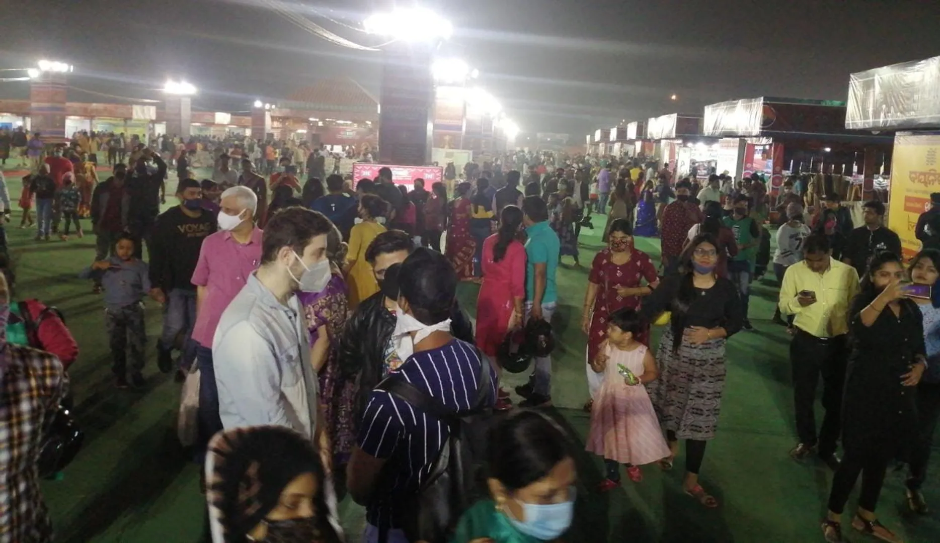 ଭୁବନେଶ୍ବରରେ ଅନୁଷ୍ଠିତ ତୋଷାଳି ମେଳାରେ ଗ୍ରାହକଙ୍କ ଭିଡ଼। (ଫଟୋ: ବିଭୂତି)