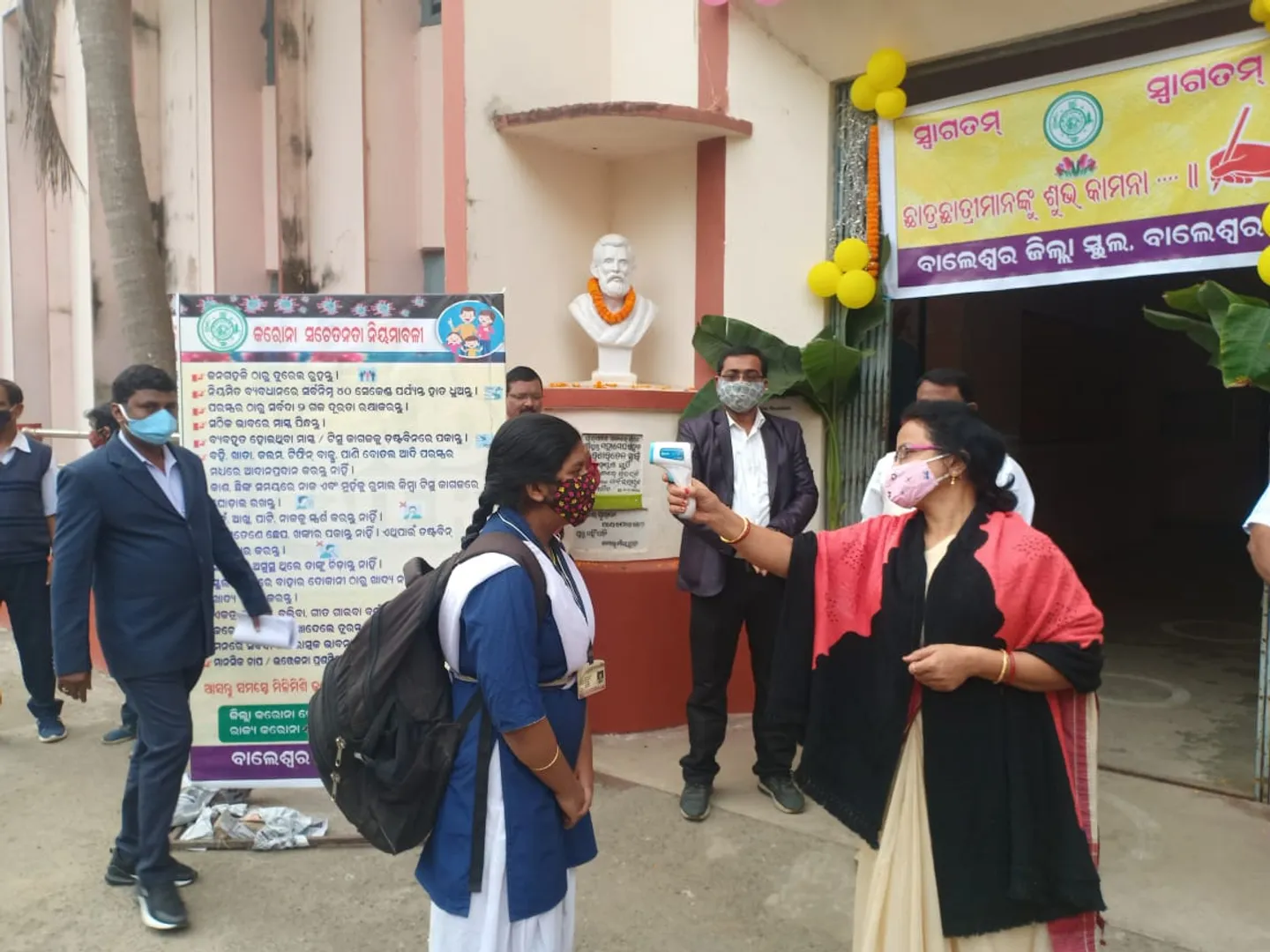 ବାଲେଶ୍ୱର: କୋଭିଡ୍ କଟକଣା ମାନି ଜଣେ ଛାତ୍ରୀ ବିଦ୍ୟାଳୟ ଭିତରକୁ ପ୍ରବେଶ କରୁଛନ୍ତି