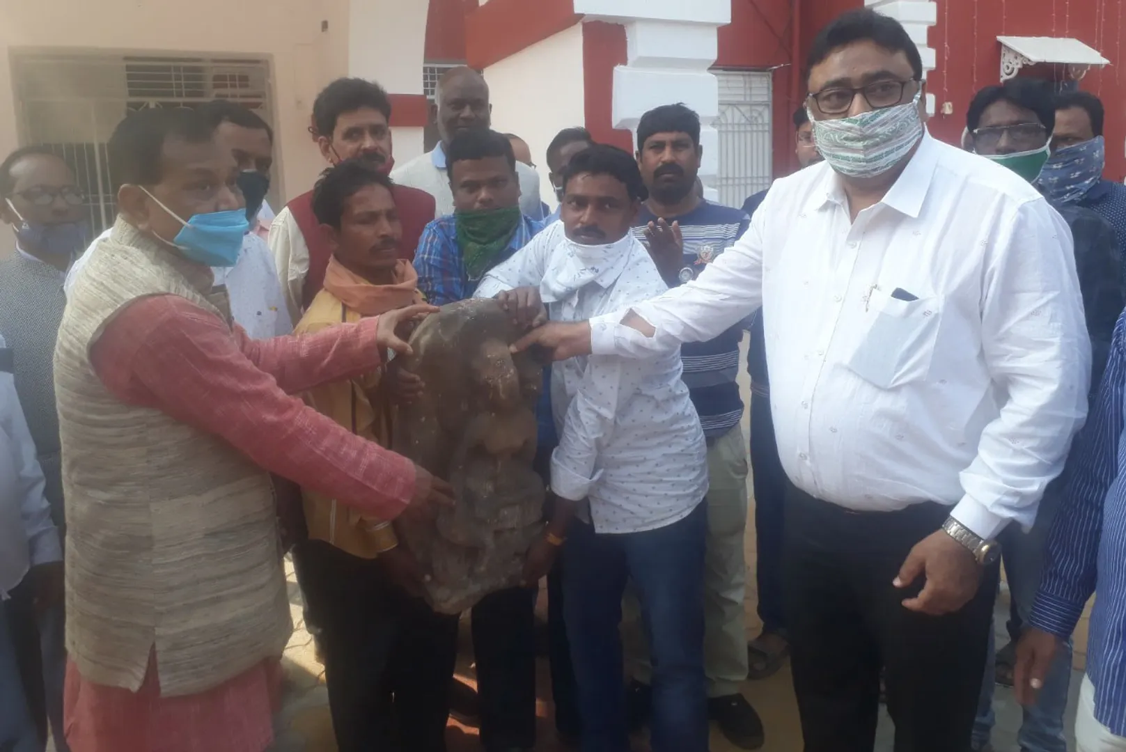 ବୌଦ୍ଧ : ଜିଲ୍ଲା ସଂଗ୍ରହାଳୟକୁ ପୁରାତନ କୀର୍ତ୍ତିରାଜି ହସ୍ତାନ୍ତର କଲେ ଗ୍ରାମବାସୀ