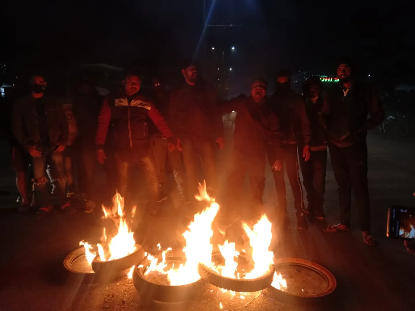 କେନ୍ଦୁଝରରେ ପସିସି ସଭାପତି ନିରଂଜନ ପଟ୍ଟନାୟକଙ୍କ ଗାଡ଼ି ଉପରକୁ ଆକ୍ରମଣ ଘଟଣାରେ ଯୁବ କଂଗ୍ରେସ ପକ୍ଷରୁ ଟାୟାର ଜାଳି ରାସ୍ତାରୋକ।