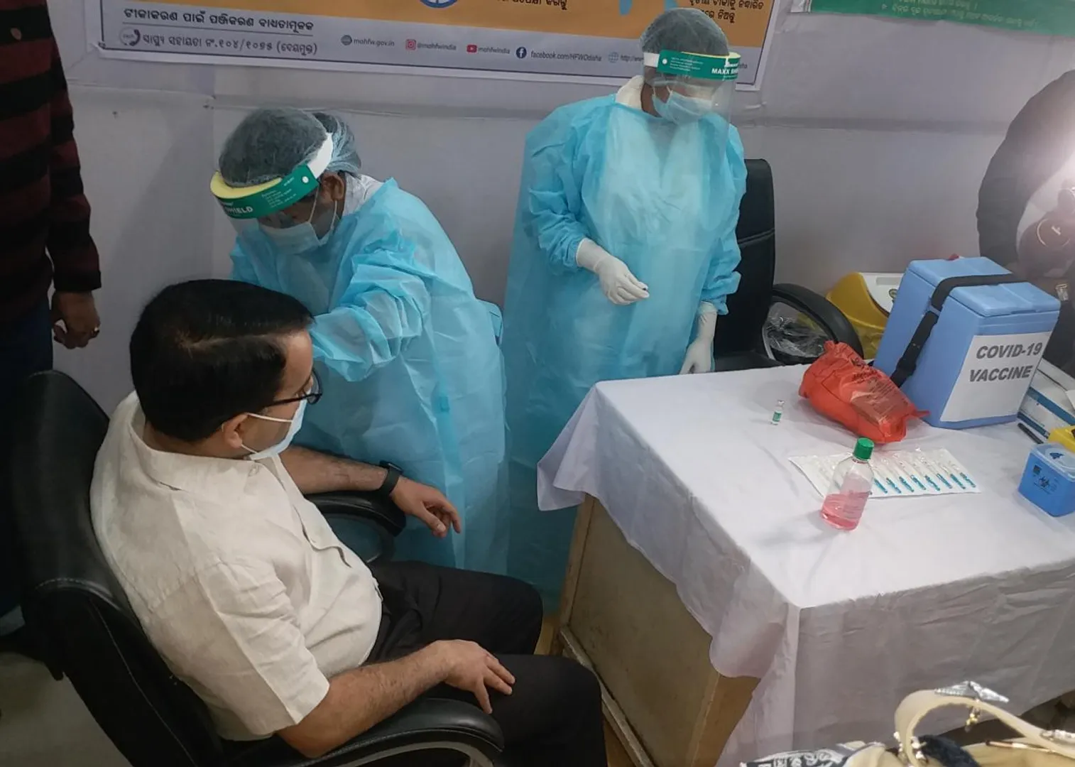 କୋଭିଡ ଟିକା ନେଲେ ମୟୂରଭଞ୍ଜ ଜିଲ୍ଲାପାଳ ବିନୀତ ଭରଦ୍ବାଜ