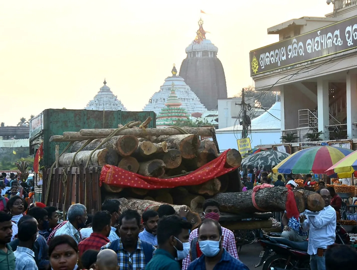 ପୁରୀରେ ପହଁଚିଲା ରଥ କାଠ।