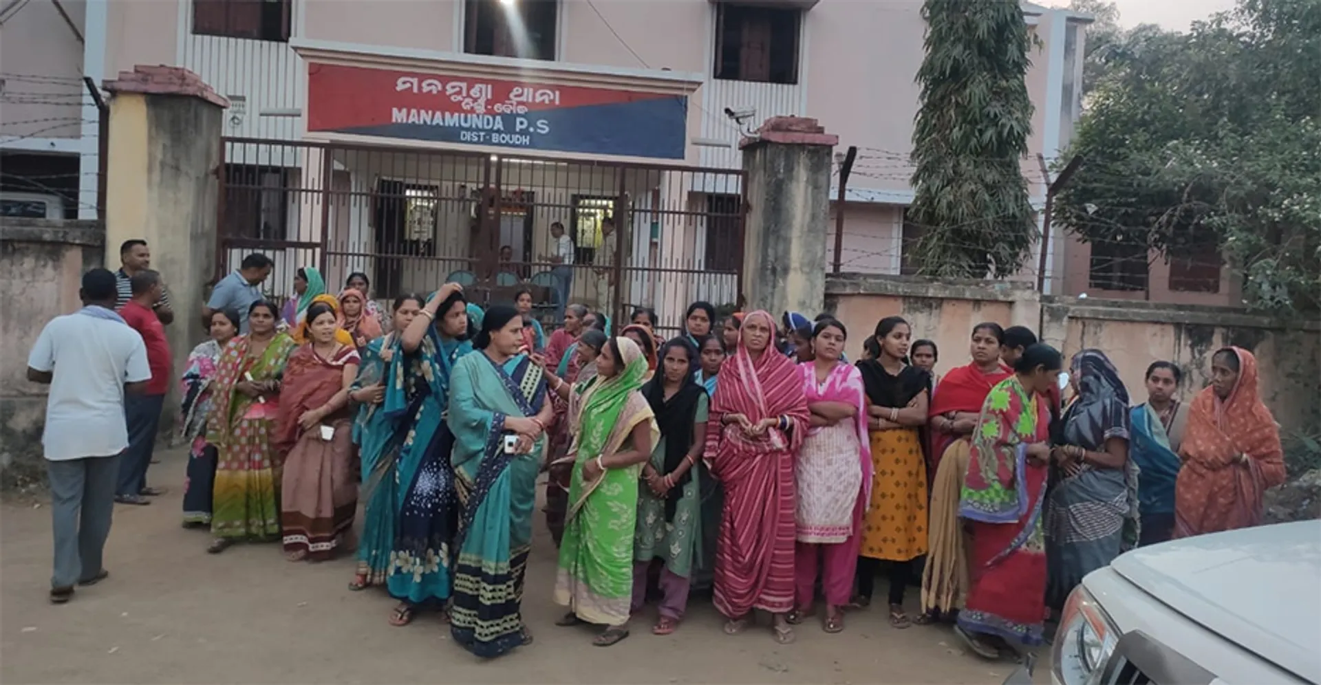 ଦେଉଳିରେ ବୃଦ୍ଧି ପାଉଛି ରାହାଜାନି, ୧୦ ଦଫା ଦାବି ନେଇ ଥାନା ଘେରିଲେ ଏସ୍‌ଏସ୍‌ଜି ମହିଳା