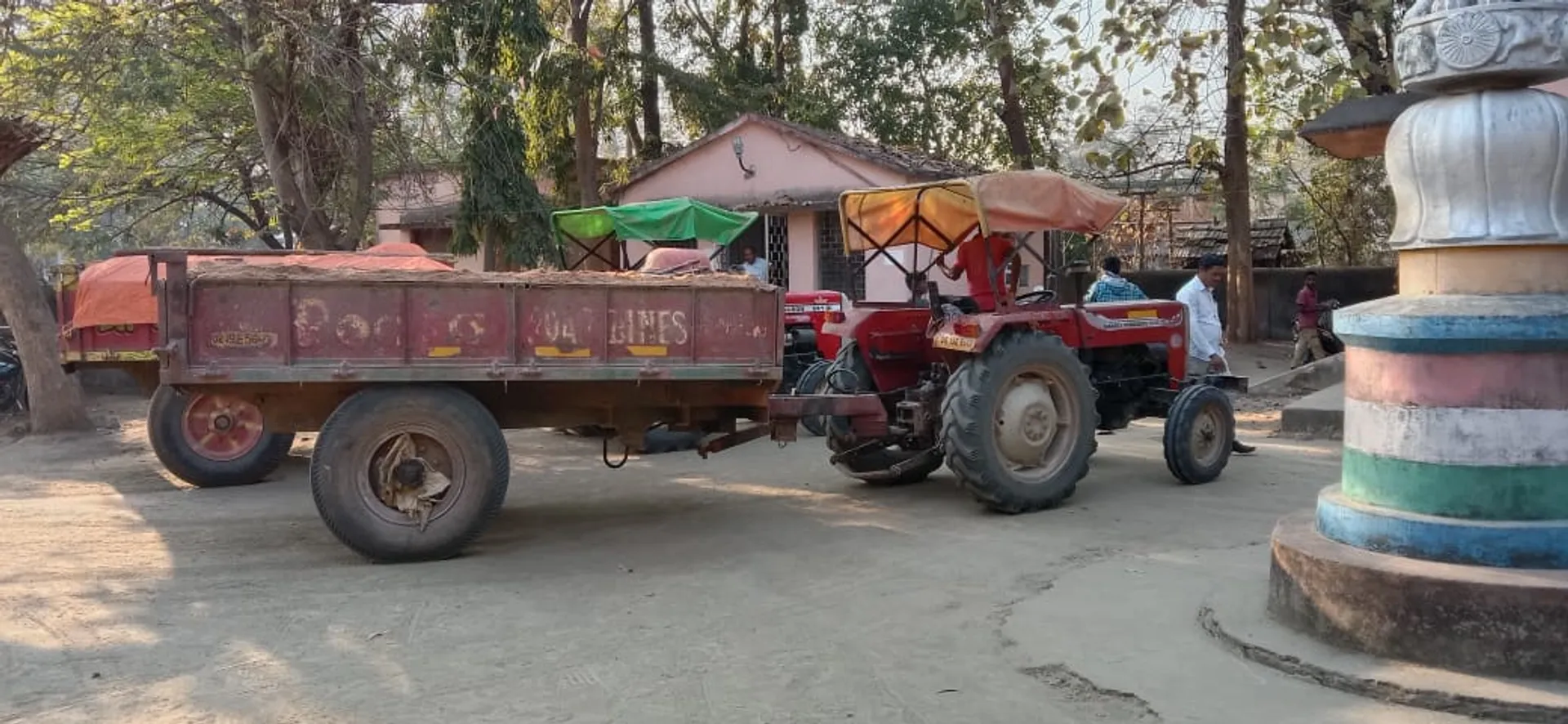 ବାଲିବୋଝେଇ ତିନି ଟ୍ରାକ୍ଟର ଜବତ 
