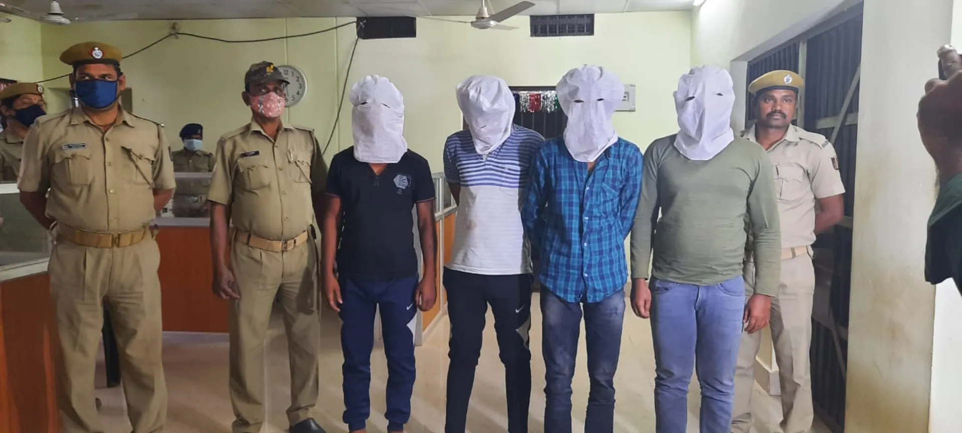 ଜେଲଫେରନ୍ତାଙ୍କୁ ନେଇ ଡକାୟତ ଗ୍ୟାଙ୍ଗ; ୪ ଧରାପଡିଲେ, ନଗଦ ଟଙ୍କା ଓ ମାରଣାସ୍ତ୍ର ଜବତ