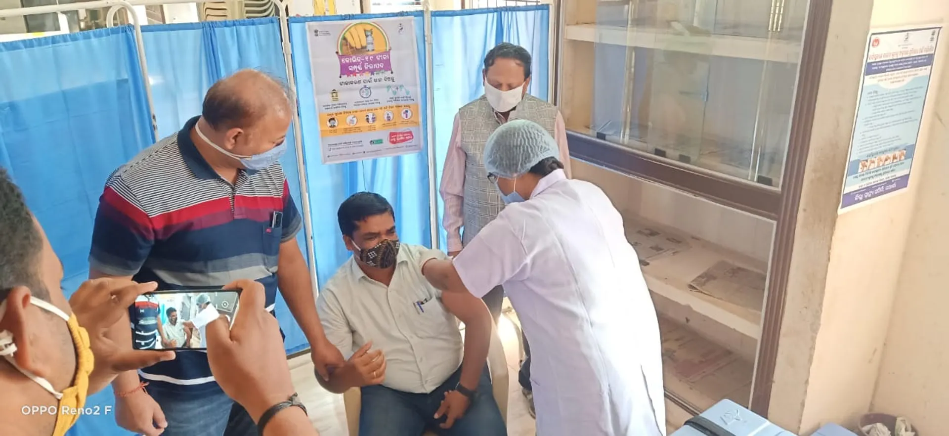 ଖୋର୍ଦ୍ଧାରେ ଦ୍ୱିତୀୟ ପର୍ଯ୍ୟାୟ କୋଭିଡ-୧୯ ଟୀକାକରଣ, ଜିଲ୍ଲାପାଳଙ୍କ ସମେତ  ବରିଷ୍ଠ ଅଧିକାରୀଙ୍କ ଟୀକାଗ୍ରହଣ