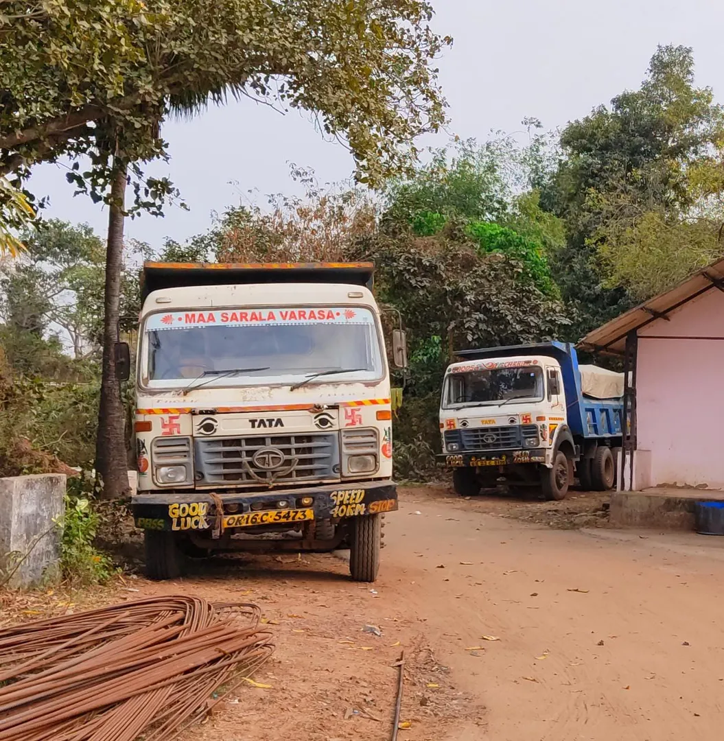 ଜେସିବି ସମେତ ୧୨ ବେଆଇନ ବାଲି ଓ ମାଟି ବୋଝେଇ ଗାଡ଼ି ଜବତ