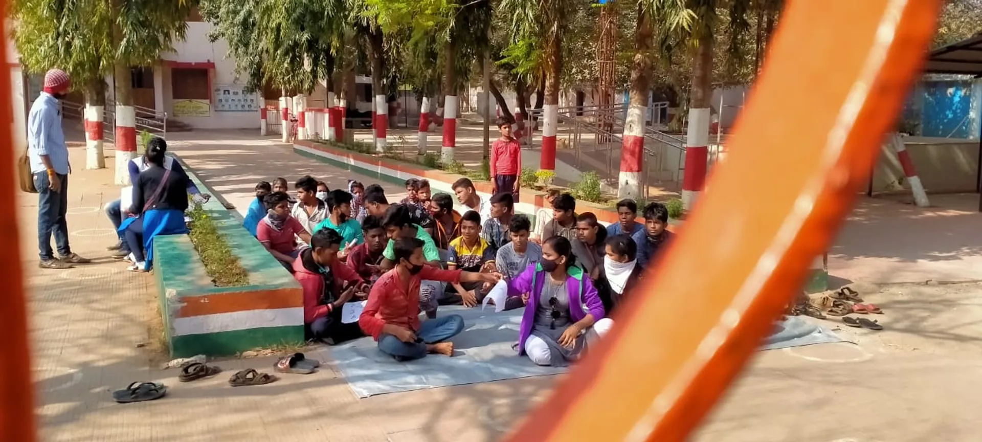ବିଭିନ୍ନ ସମସ୍ୟାକୁ ନେଇ ଗେଟ୍‌ରେ ତାଲା ପକାଇ ସ୍କୁଲ୍‌ ପରିସରରେ ଧାରଣାରେ ବସିଲେ ଆଇଆରସି ଭିଲେଜ୍‌ ସ୍କୁଲ୍‌ ଛାତ୍ରଛାତ୍ରୀ