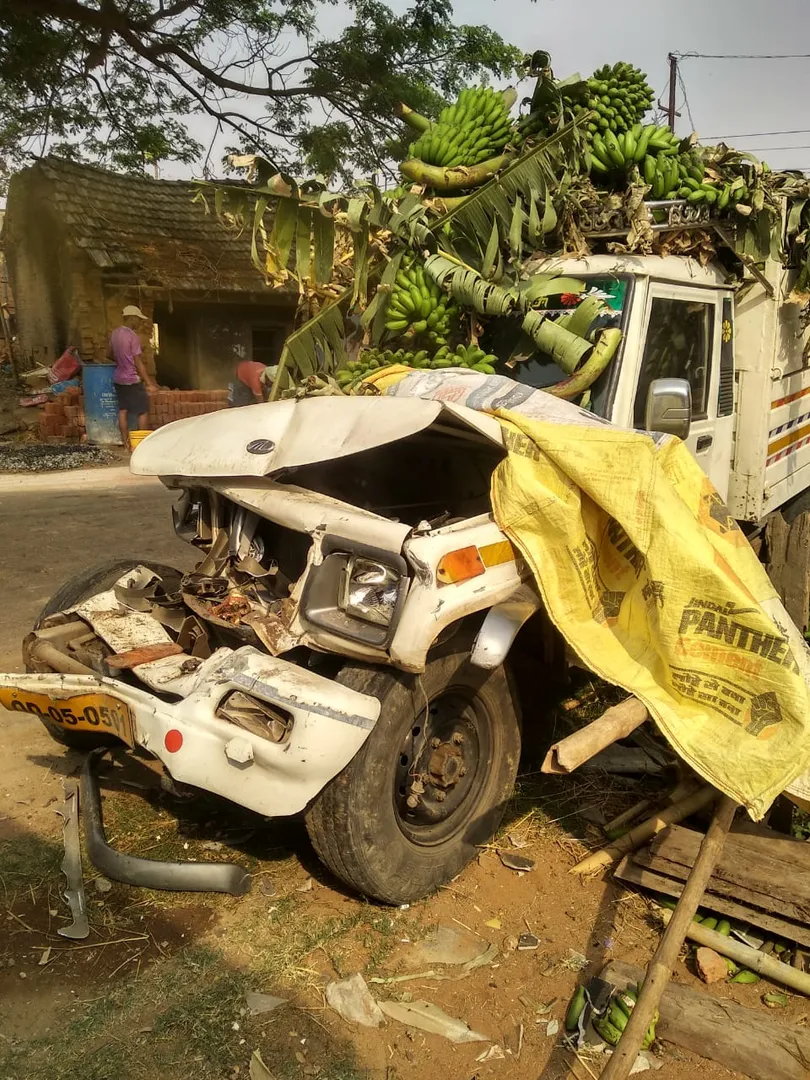 କଦଳୀ ଵୋଝେଇ ପିକଅପକୁ ଧକ୍କା ଦେଲା ହାଇୱା