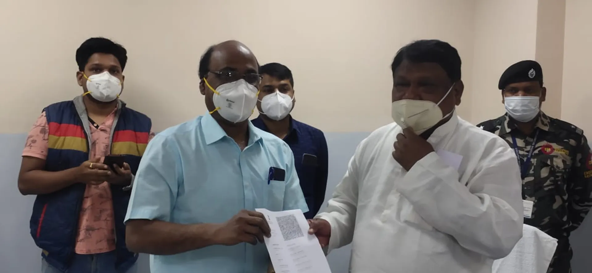 ସୁନ୍ଦରଗଡ଼ ଲୋକସଭା ସଦସ୍ୟ ଜୁଏଲ ଓରାମ ଆଜି ଏନଟିପିସି ହସ୍ପିଟାଲରେ କୋଭିଡ ଟିକା ନେବା ପରେ ଟିକାକରଣ ପ୍ରମାଣପତ୍ର ଗ୍ରହଣ କରୁଛନ୍ତି