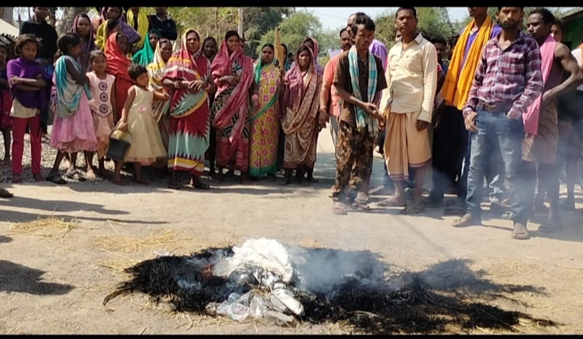 ମହିଳାଙ୍କ ମଦ ବିରୋଧୀ ଆନ୍ଦୋଳନ ତେଜିଲା, ଜାଳିିଦେଲେ ୫୦୦ ଦେଶୀ ମଦ ପାଉଚ୍‌ 