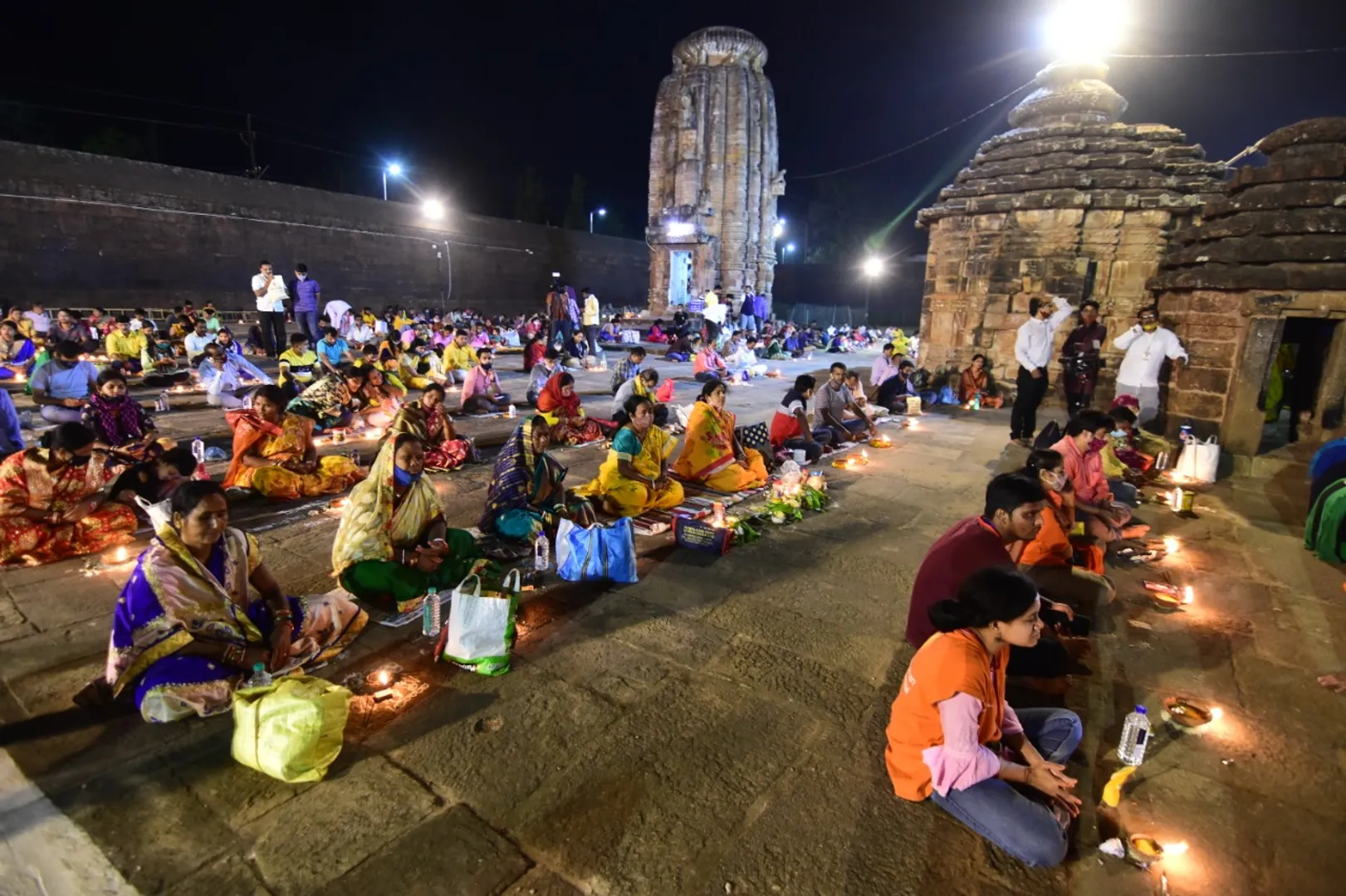 ଶିବରାତ୍ରୀରେ ଦୀପ ଜାଳି ବସିଛନ୍ତି ଭକ୍ତ।