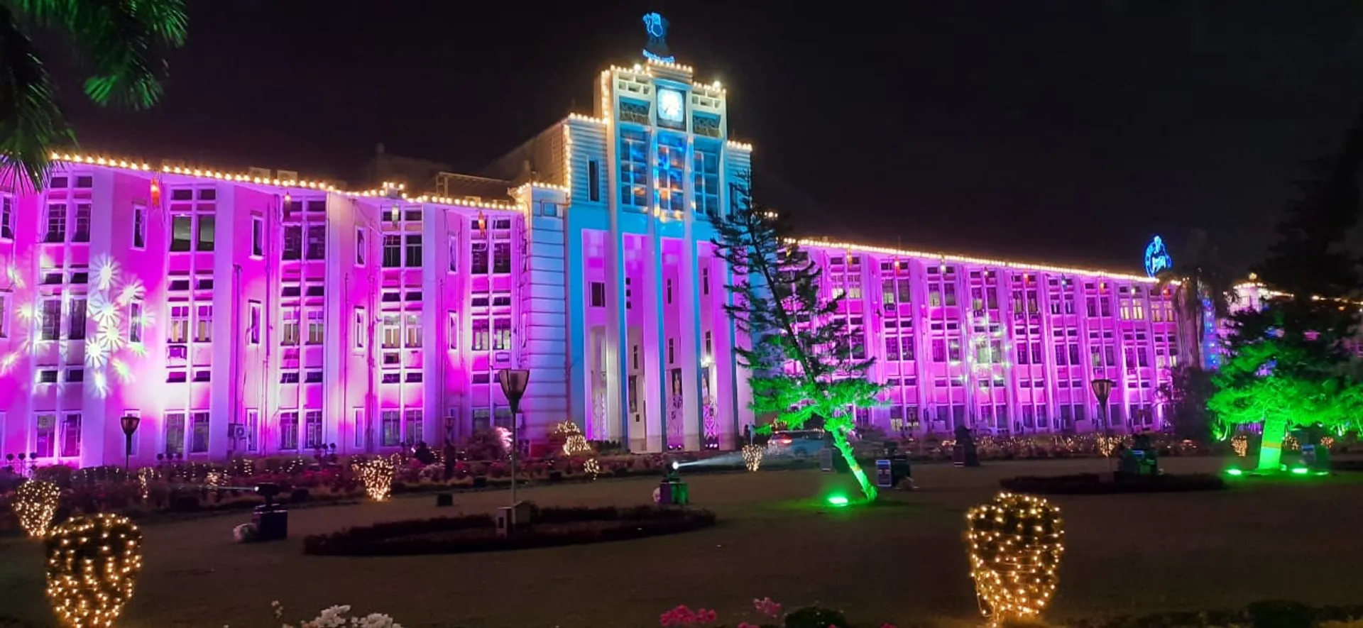 ‘ଉତ୍କଳ ଦିବସ’ ଅବସରରେ ଆଲୋକମାଳାରେ ସଜେଇ ହୋଇଛି ଲୋକସେବା ଭବନ।