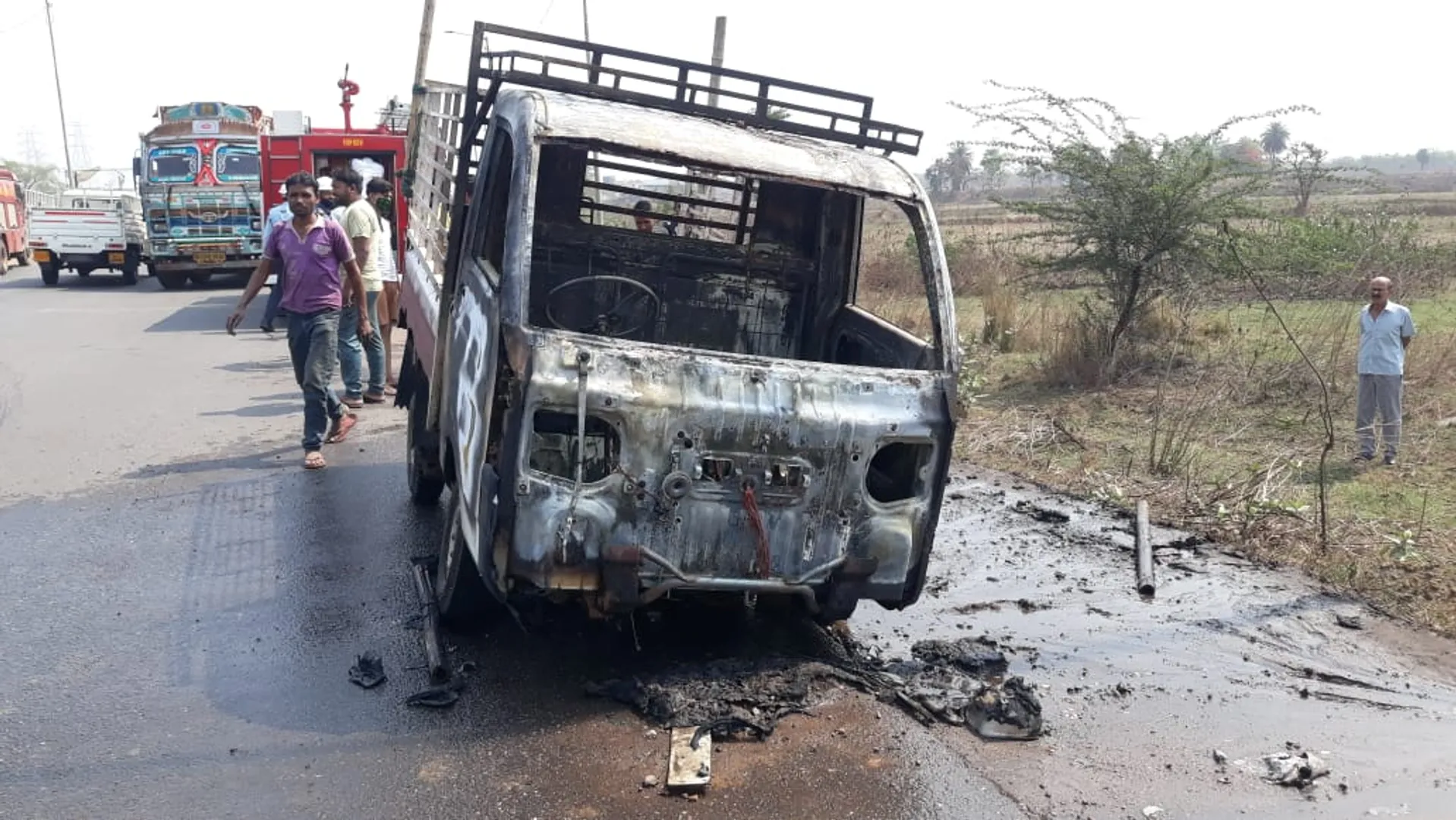 ରାସ୍ତା ମଝିରେ ଜଳିଗଲା ହାଇୱା ଓ ଟାଟା ମ୍ୟାଜିକ ଗାଡି