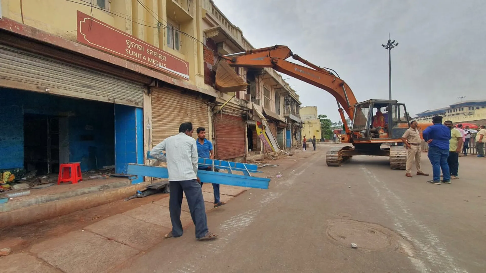 ଶ୍ରୀମନ୍ଦିର ସମ୍ମୁଖରେ ଥିବା ରାଧାବଲ୍ଲଭ ମଠକୁ ଆଜି ଭଙ୍ଗାଯାଉଛି