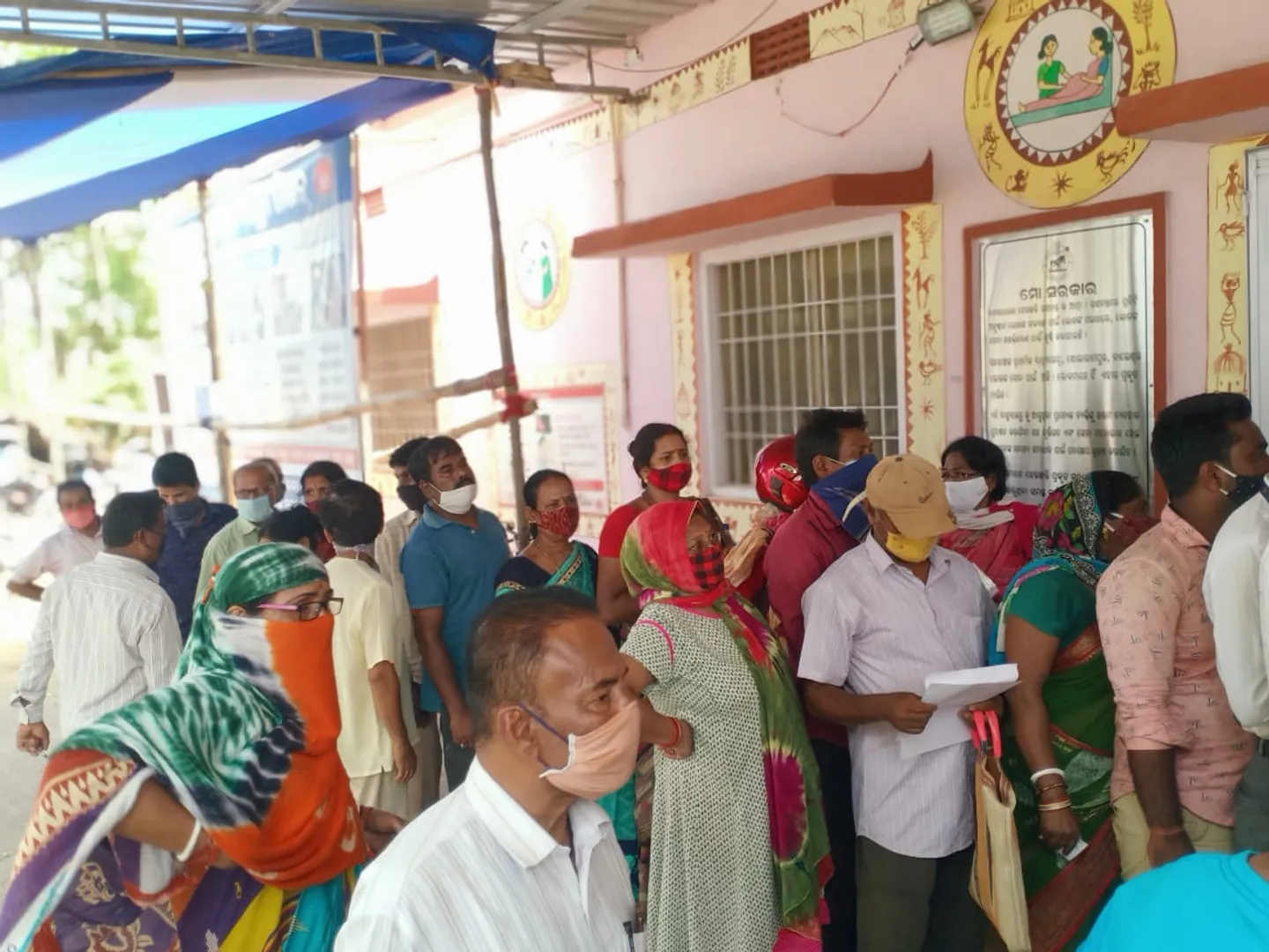 ବାଲେଶ୍ୱର: ଟିକା ନେବା ପାଇଁ ଲୋକଙ୍କ ଭିଡ଼