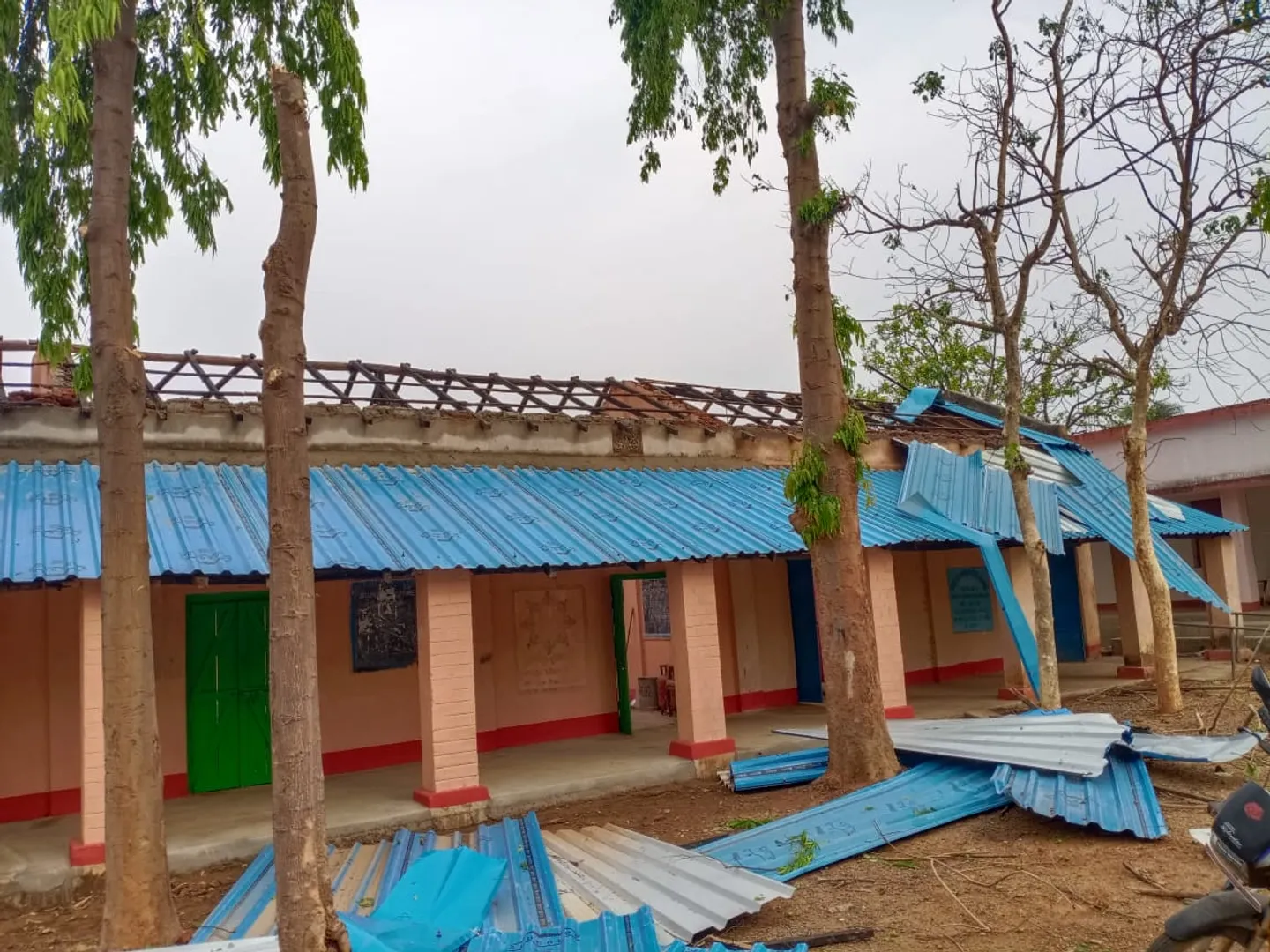 କାଳ ବୈଶାଖୀରେ ଉଡ଼ିଗଲା ସ୍କୁଲଘରର ଛପର , ଶିକ୍ଷାଦାନ ବାଧାପ୍ରାପ୍ତ