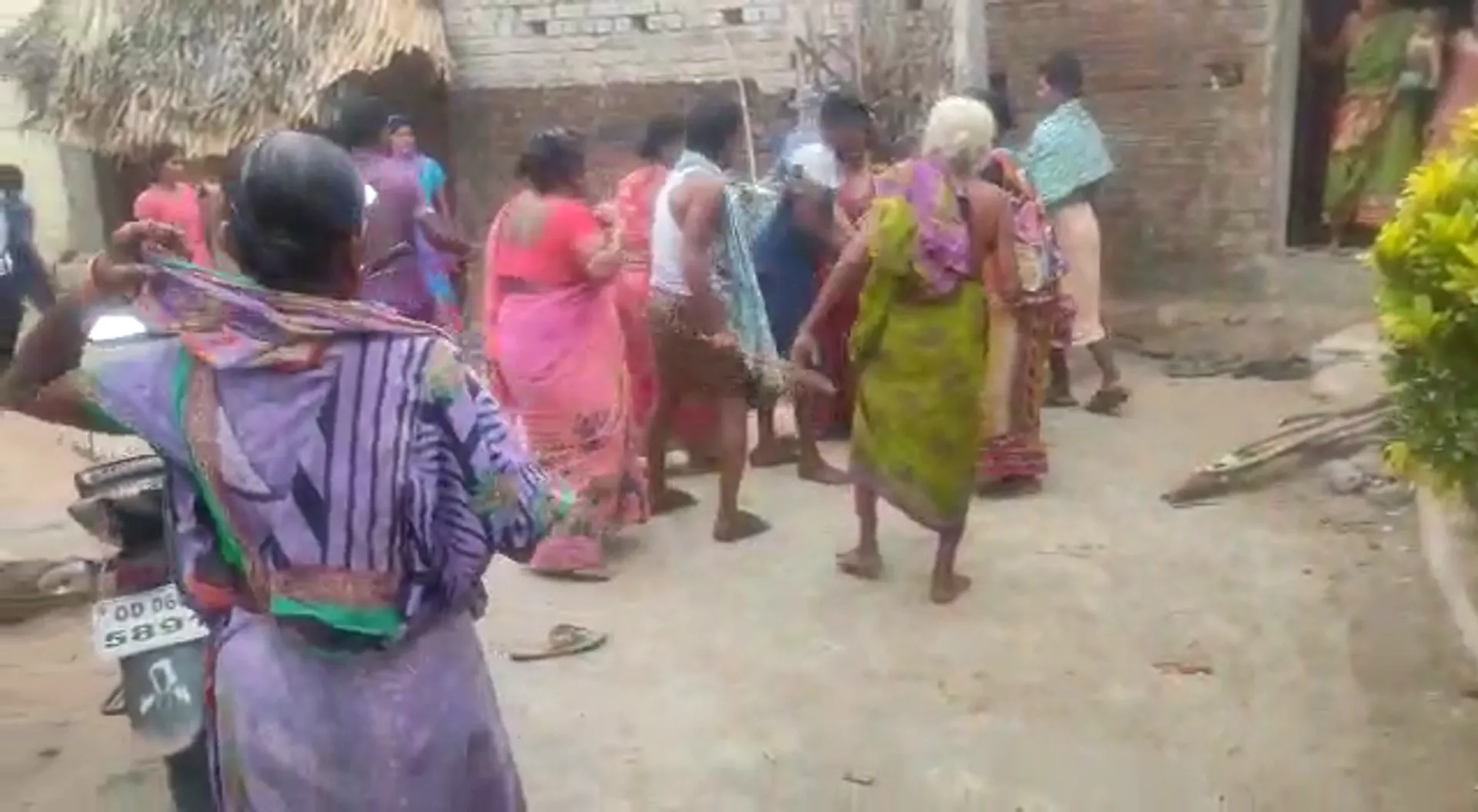 ସର୍ବ ସମ୍ମୁଖରେ ମହିଳା ସରପଞ୍ଚଙ୍କୁ ସଂଘବଦ୍ଧ ଆକ୍ରମଣ 