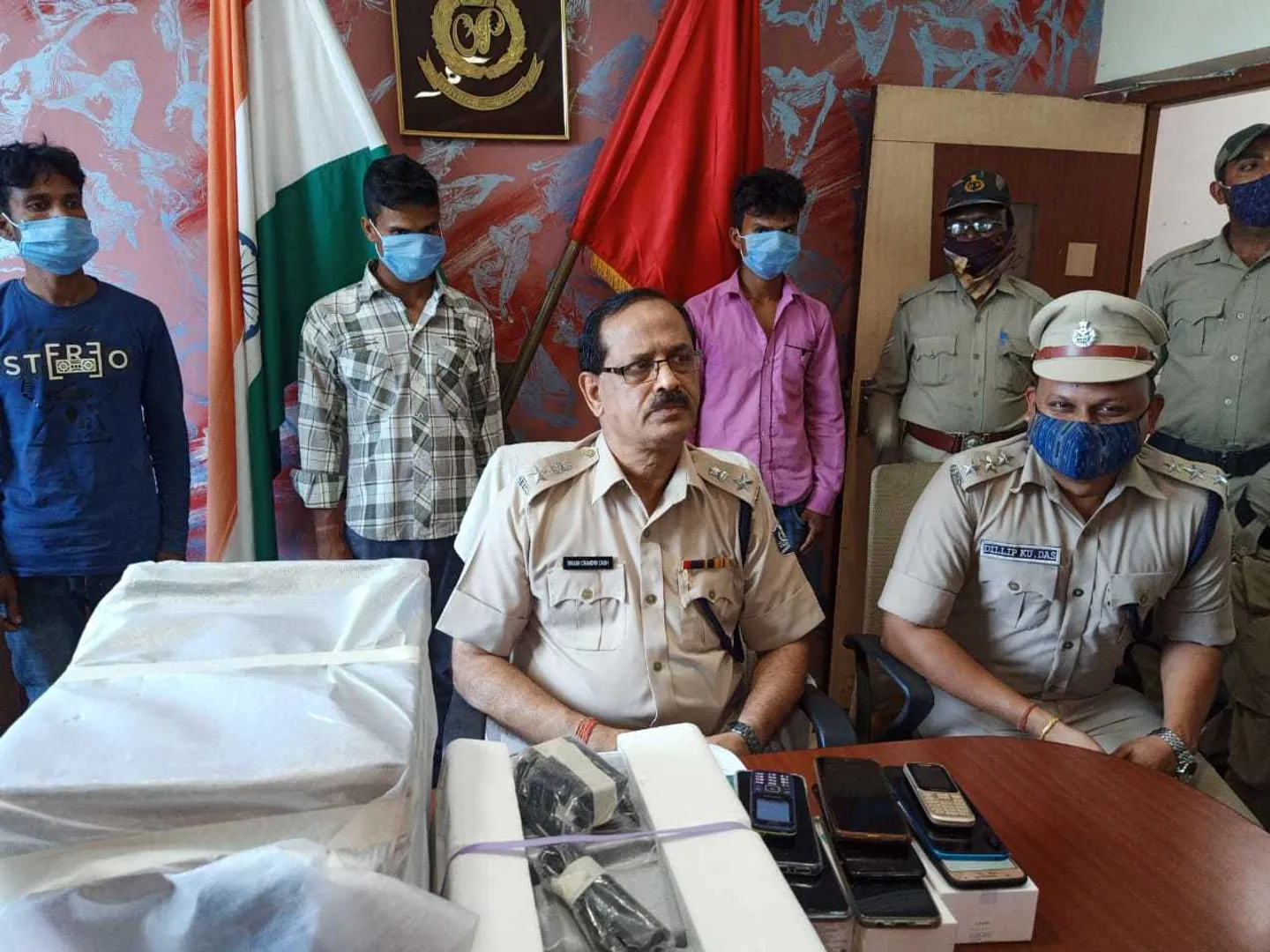 ୩ ସାଇବର୍‌ ଠକ ଗିରଫ, ୯ ମୋବାଇଲ, ସାଉଣ୍ଡ ସିଷ୍ଟମ ଓ ନଗଦ ୧୧ ହଜାର ଟଙ୍କା ଜବତ 