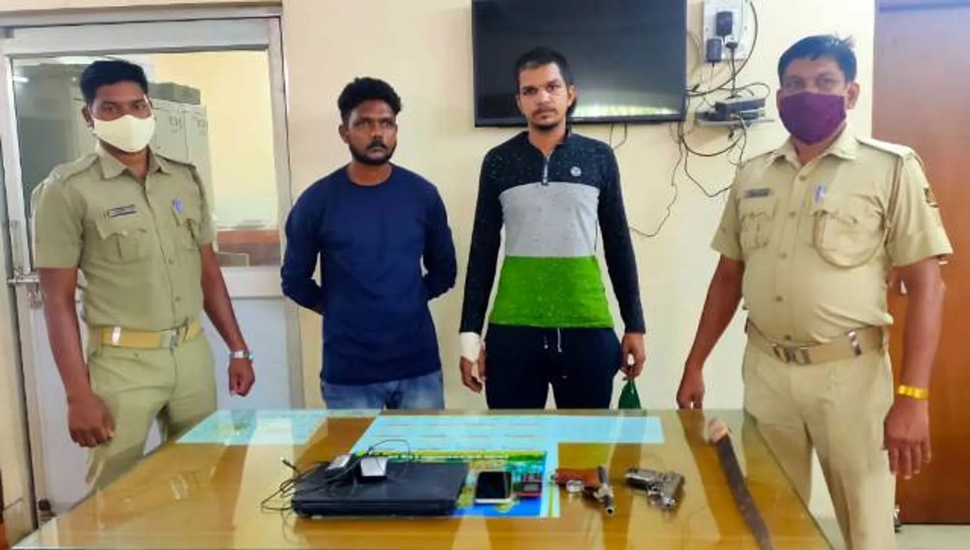 ଡକାୟତି ଉଦ୍ୟମ ପଣ୍ଡ, ୨ ଗିରଫ, ବନ୍ଧୁକ-ଖଣ୍ଡା, ଲ୍ୟାପଟପ ଓ ମୋବାଇଲ୍‌ ଜବତ