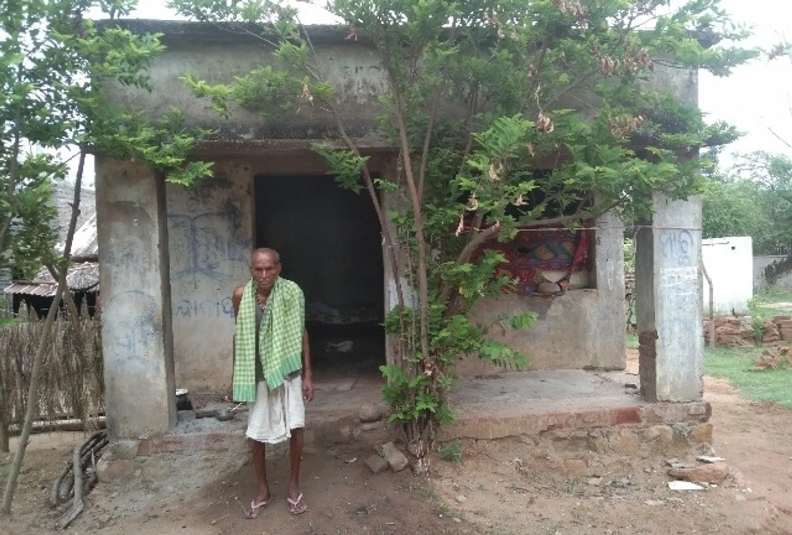 ଯାତ୍ରୀ ବିଶ୍ରାମାଗାରରେ ବିତୁଛି ଅସହାୟ ବୃଦ୍ଧଙ୍କ ଜୀବନ