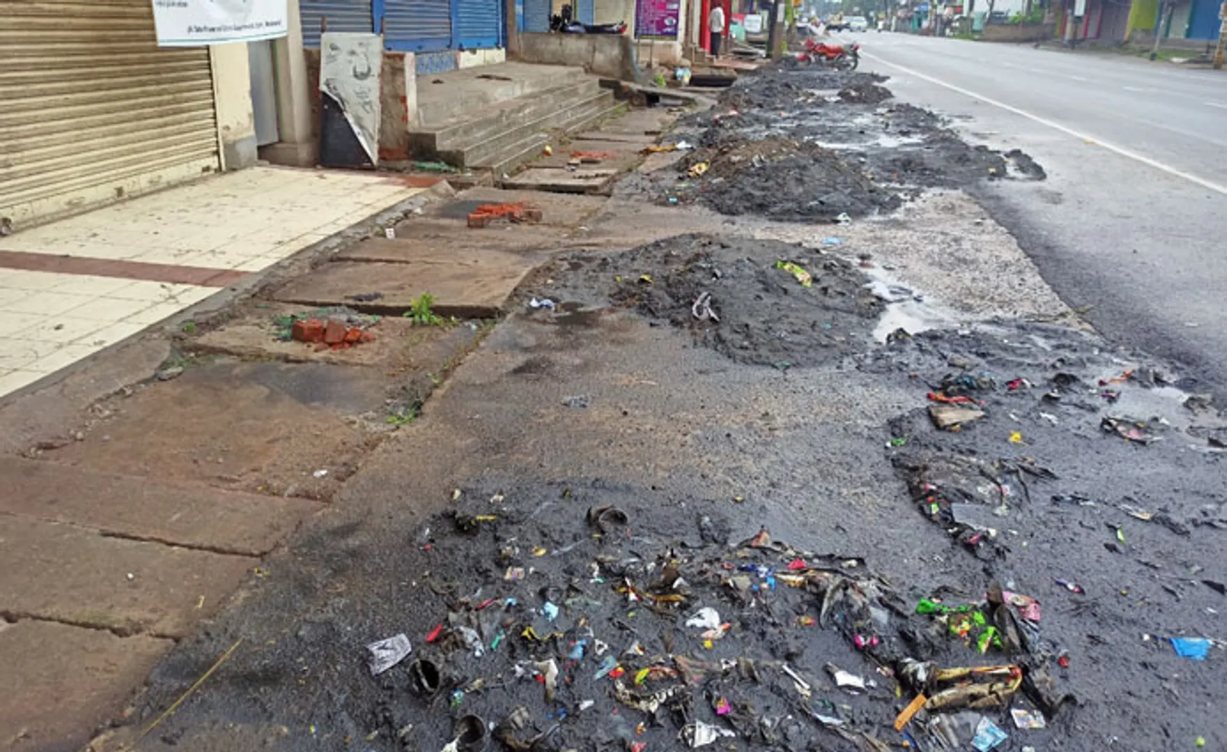 ଖୋଳିଦେଇ ଛାଡ଼ିଦେଲେ, ଘର ଆଗରେ ଡ୍ରେନ୍‌ ପଙ୍କ, କାଦୁଅ