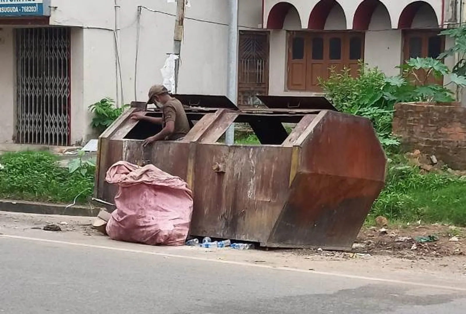 ଅପହଞ୍ଚ ସରକାରୀ ଯୋଜନା, ଆବର୍ଜନା କୁଣ୍ଡ ଦେଉଛି ଆହାର