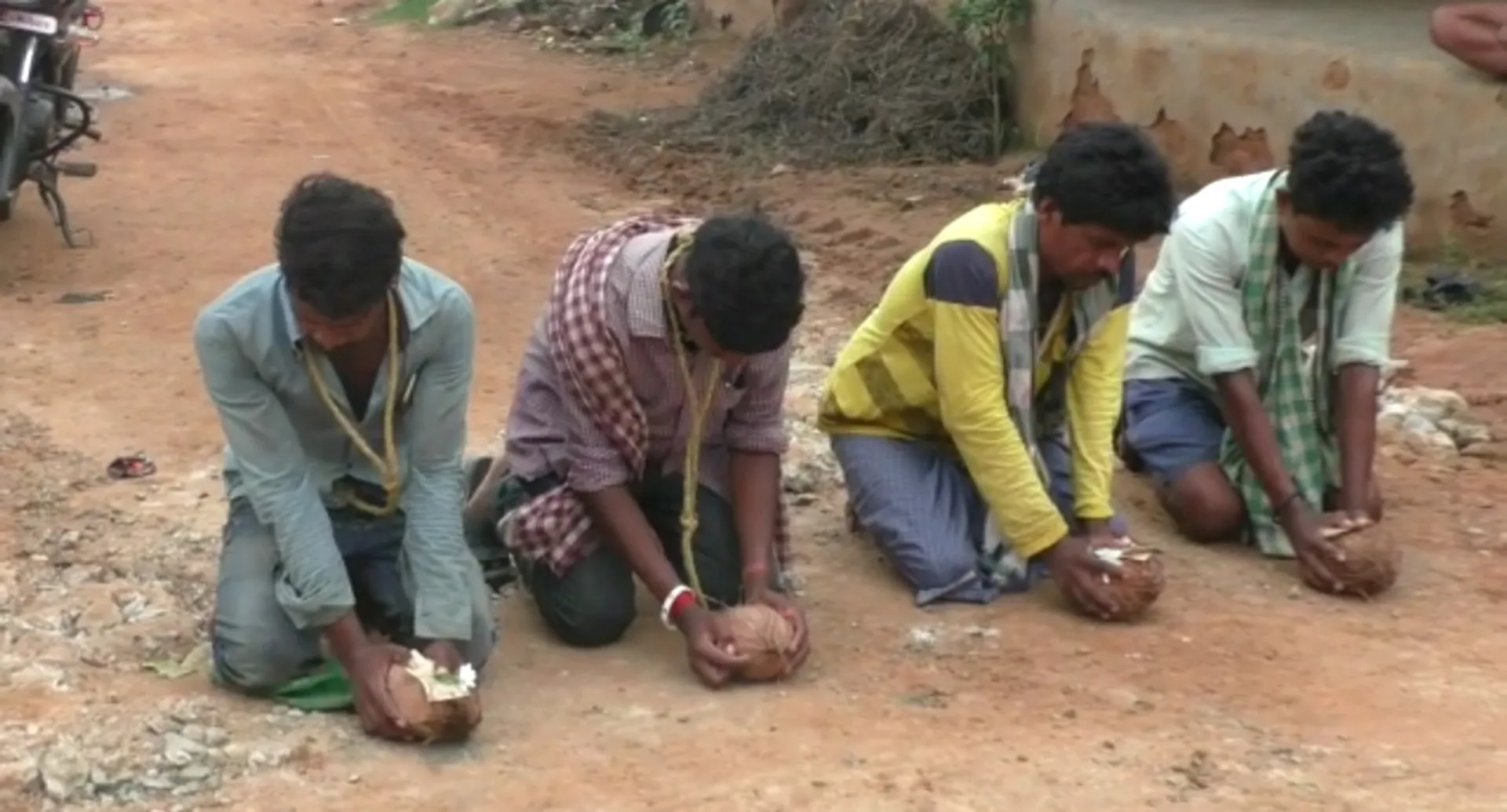 ଗୋହତ୍ୟା ଅଭିଯୋଗରେ ବେକରେ ପଘା ପକାଇ ଗାଁ ଦାଣ୍ଡରେ ବୁଲିଲେ!