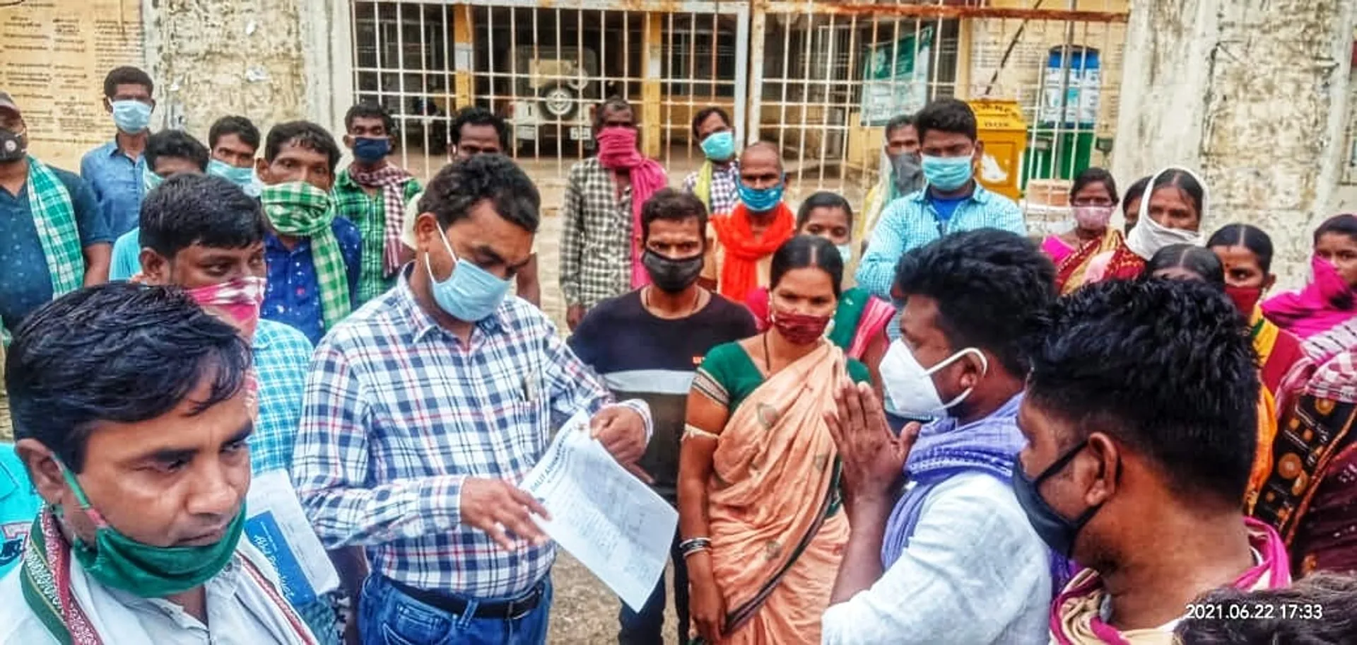 ୫ ମାସ ହେଲା ଶ୍ରମିକଙ୍କୁ ମିଳିନି ମନରେଗା ପାଉଣା, ବୋଡ଼େନ ବ୍ଲକ୍‌ ଅଫିସ ଘେରିଲା ଦଳିତ ଅଧିକାର ମଞ୍ଚ
