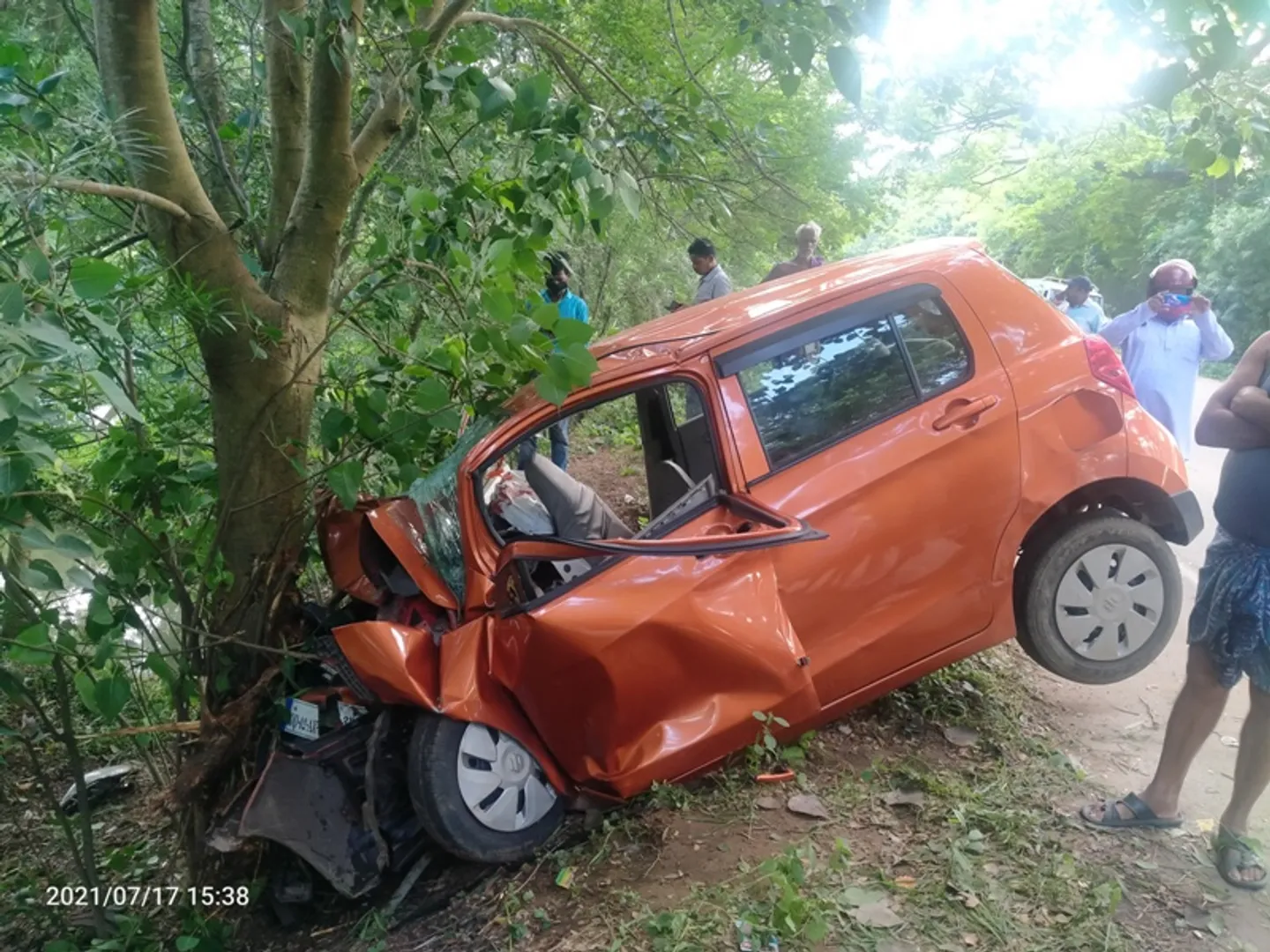 ଗଛରେ ପିଟିହେଲା ଇଫକୋ ଅଧିକାରୀଙ୍କ କାର, ୨ ମୃତ, ୨ ଗୁରୁତର