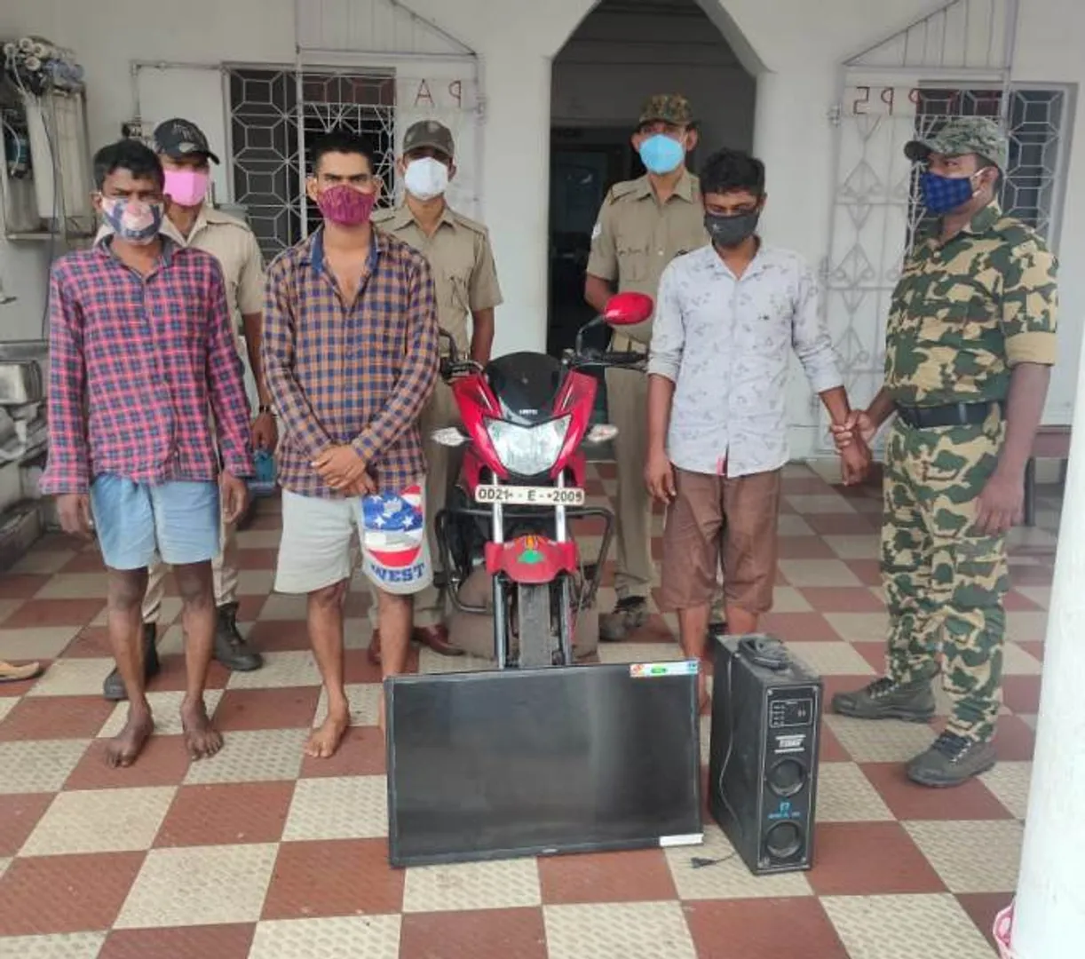 ଘରୁ ଆସବାବପତ୍ର ‌ଚୋରି ଅଭିଯୋଗରେ ୩ ଗିରଫ