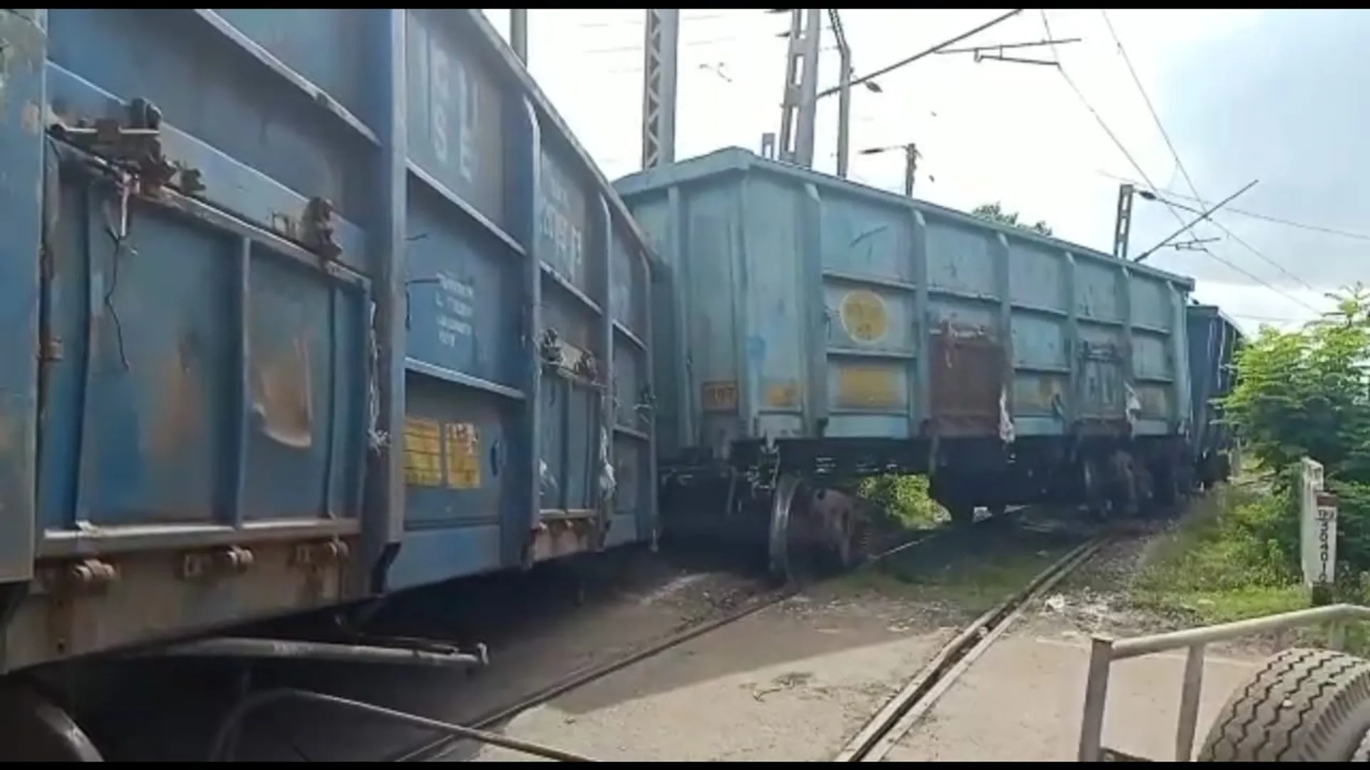 ପିପିଏଲ ସାର କାରଖାନା ମୁଖ୍ୟ ଫାଟକ ସମ୍ମୁଖରେ ୪ ଟି ଟ୍ରେନ ବଗି ଲାଇନଚ୍ୟୁତ