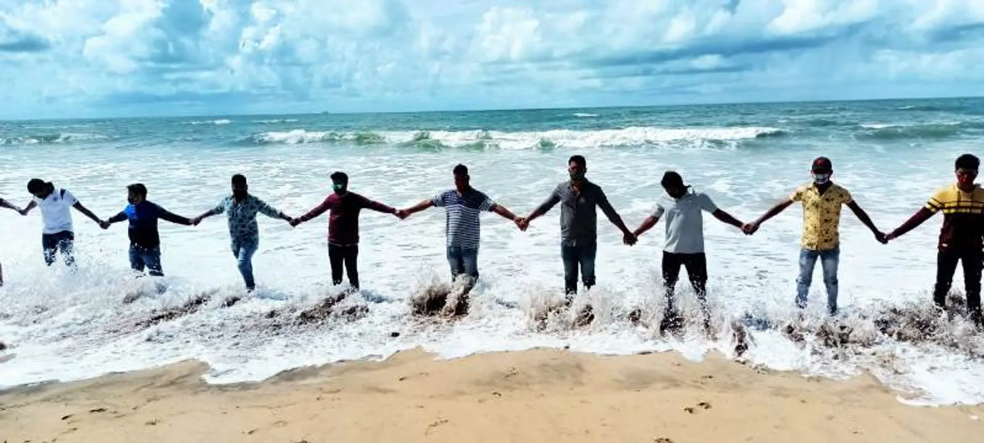 ତୈଳ ଦର ବୃଦ୍ଧି ପ୍ରତିବାଦରେ ସମୁଦ୍ର ଢ଼େଉରେ ମାନବ ଶୃଙ୍ଖଳ