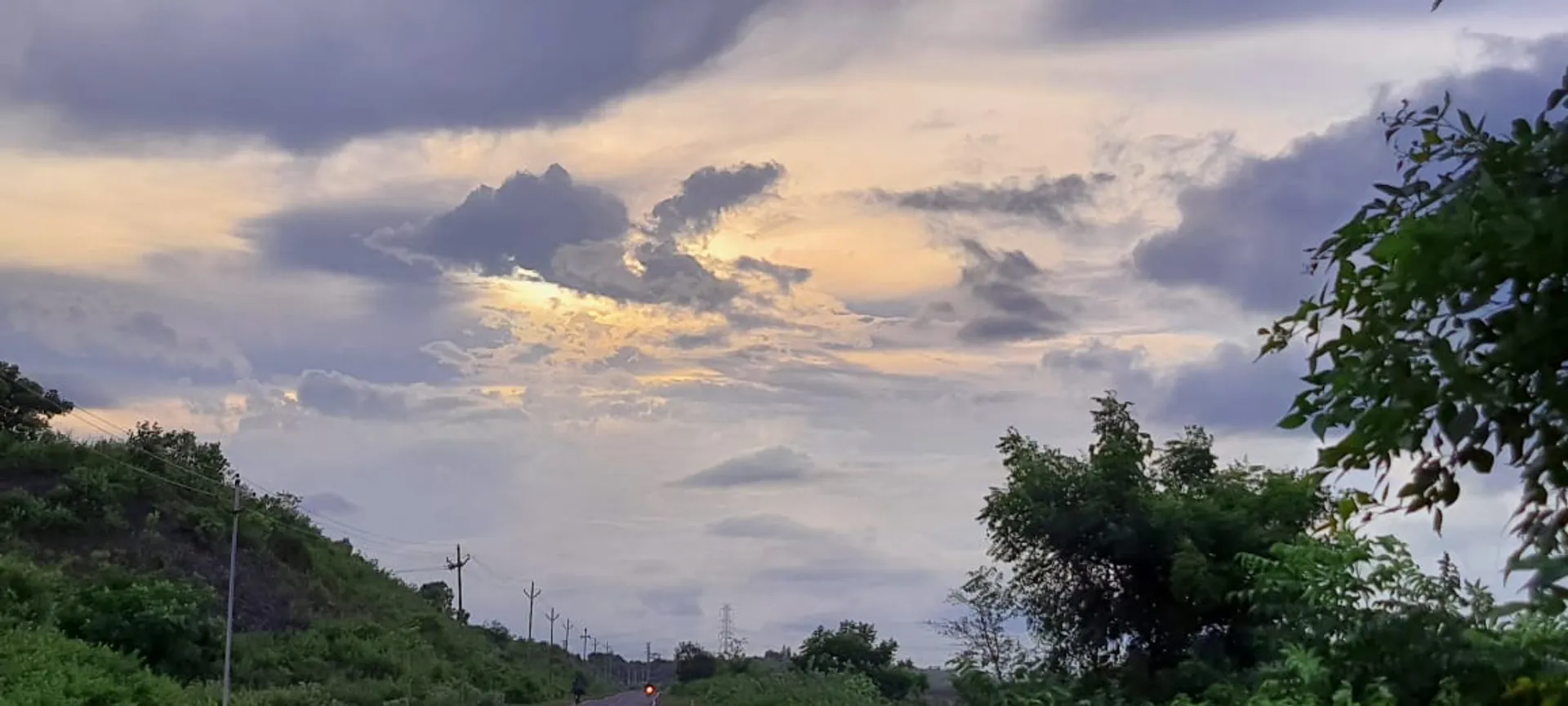 ଢେଙ୍କାନାଳ ଜିଲା ପରଜଙ୍ଗ ଅଂଚଳରେ ଆଜି ସୂର୍ଯ୍ୟାସ୍ତ ସମୟର ଦୃଶ୍ୟ। (ଫଟୋ: ରାକେଶ ଦେହୁରୀ)