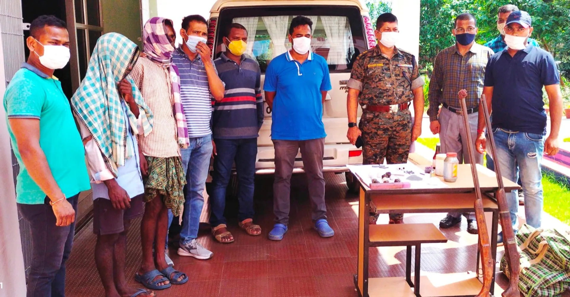 ଦେଶୀ ବୋମା ସହିତ ବନ୍ଧୁକ ଜବତ, ୨ ଗିରଫ