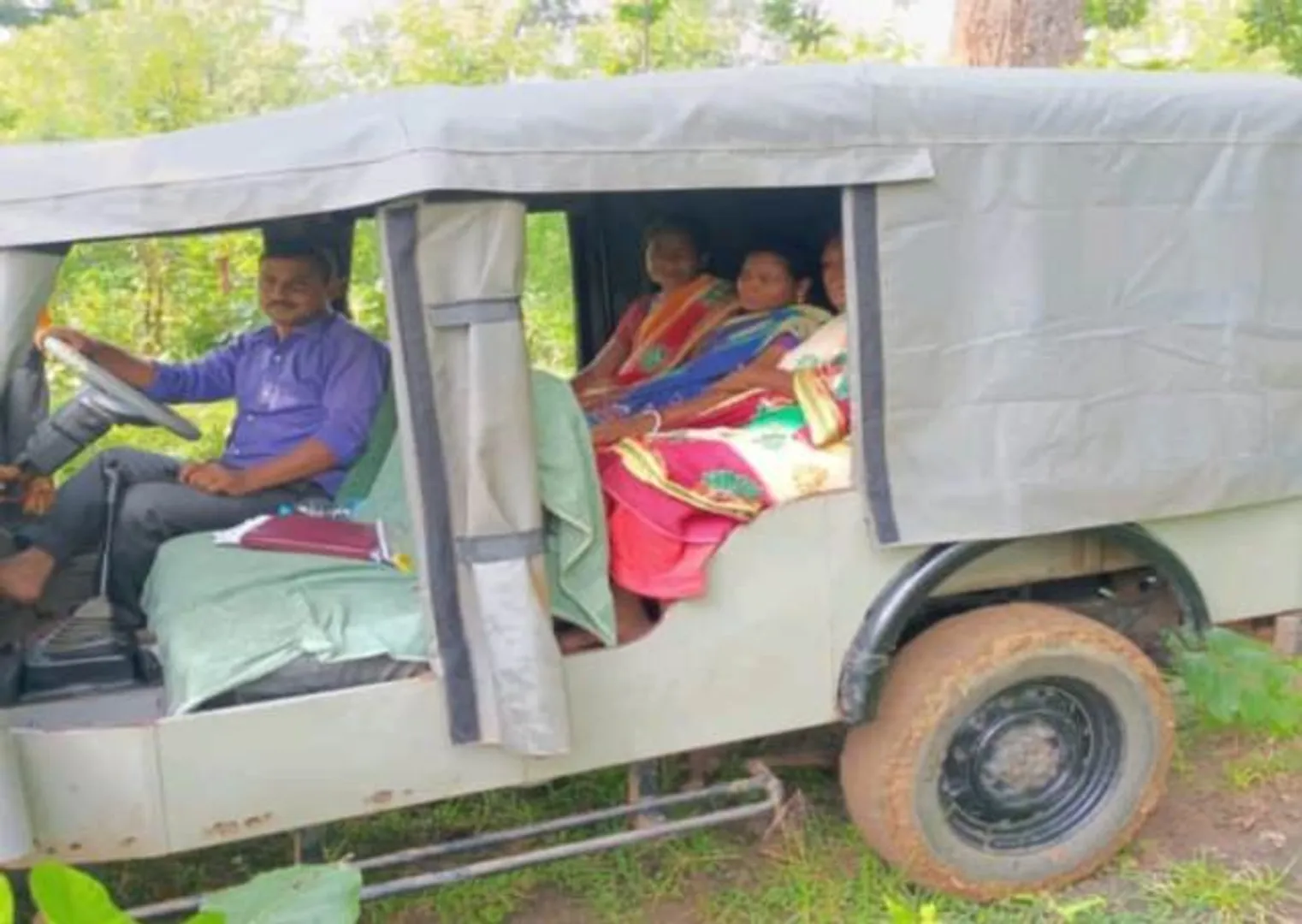 ପ୍ରସବ ବେଦନା ଭୋଗୁଥିଲେ ମହିଳା, ଫାଣ୍ଡି ଗାଡ଼ିରେ ଡାକ୍ତରଖାନା ପଠାଇଲେ ଫାଣ୍ଡି ଅଧିକାରୀ