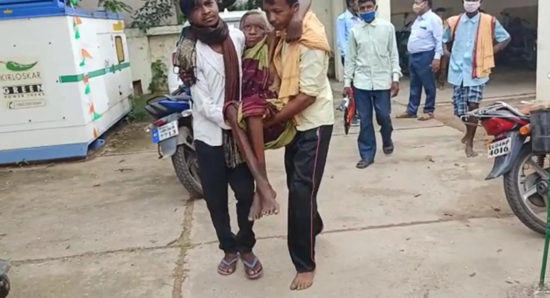 ବ୍ୟାଙ୍କ କର୍ତ୍ତୃପକ୍ଷଙ୍କ ଉଦାସୀନତା! ଟଙ୍କା ଉଠାଇବାକୁ ଗାଡ଼ି ଭଡ଼ା କରି ଆସିଲେ ୭୦ ବର୍ଷର ବୃଦ୍ଧା